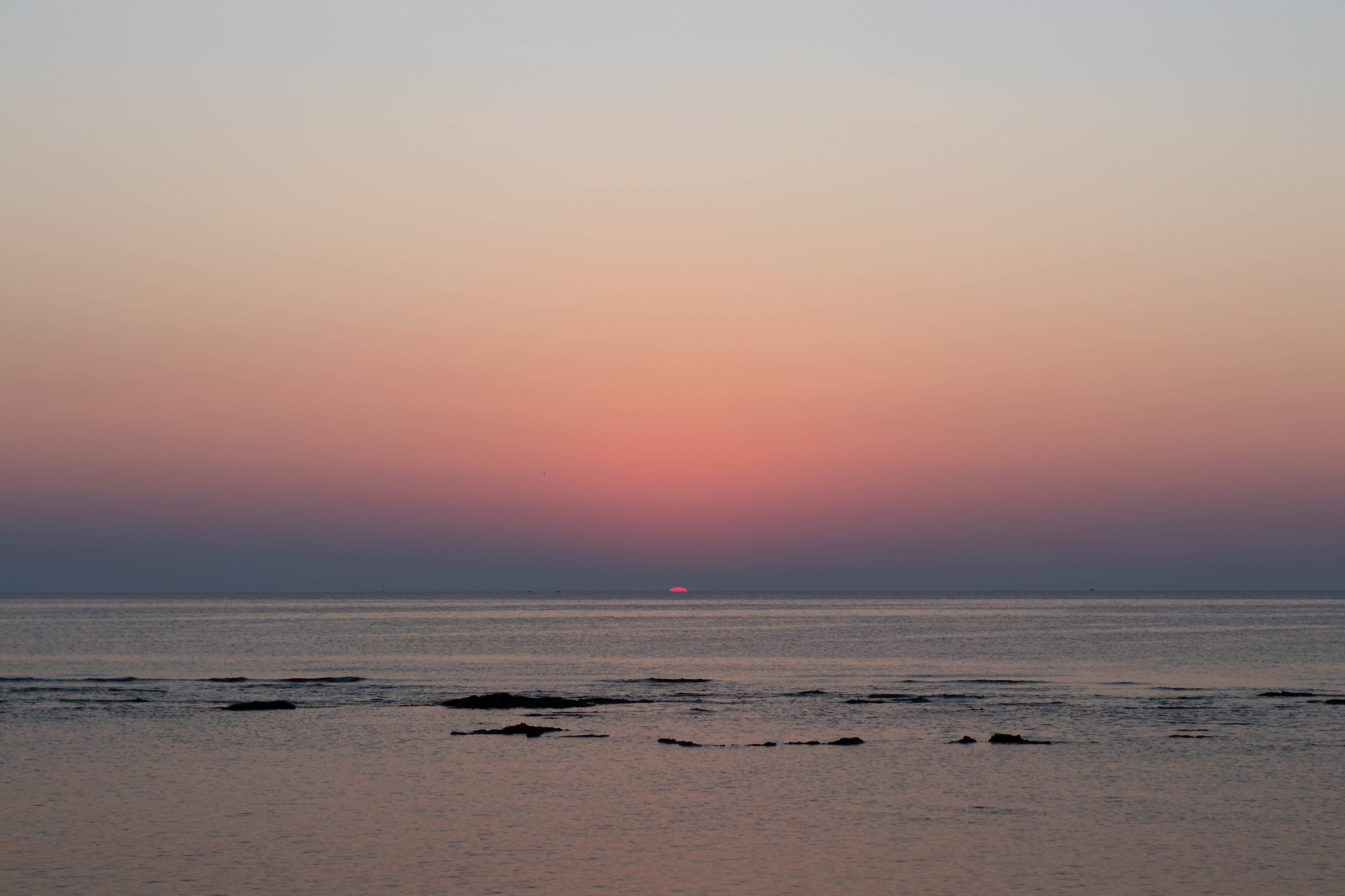 Rays from the horizon
