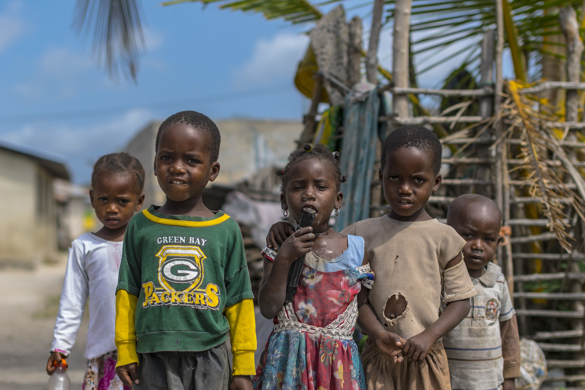 Gruppo di bambini nel villaggio di Uroa
