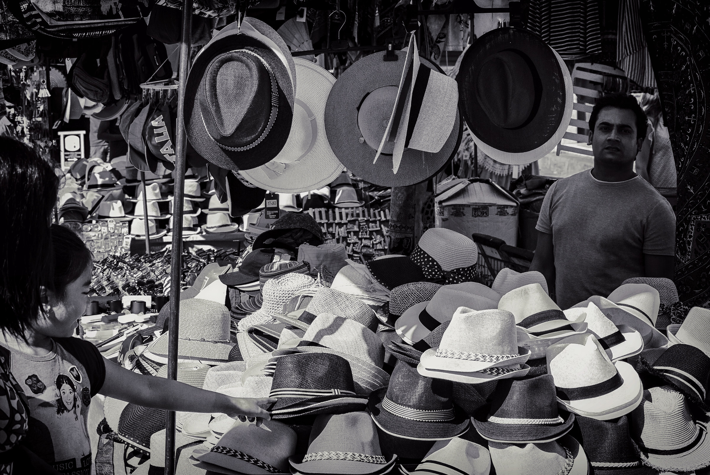 L'uomo che vende cappelli