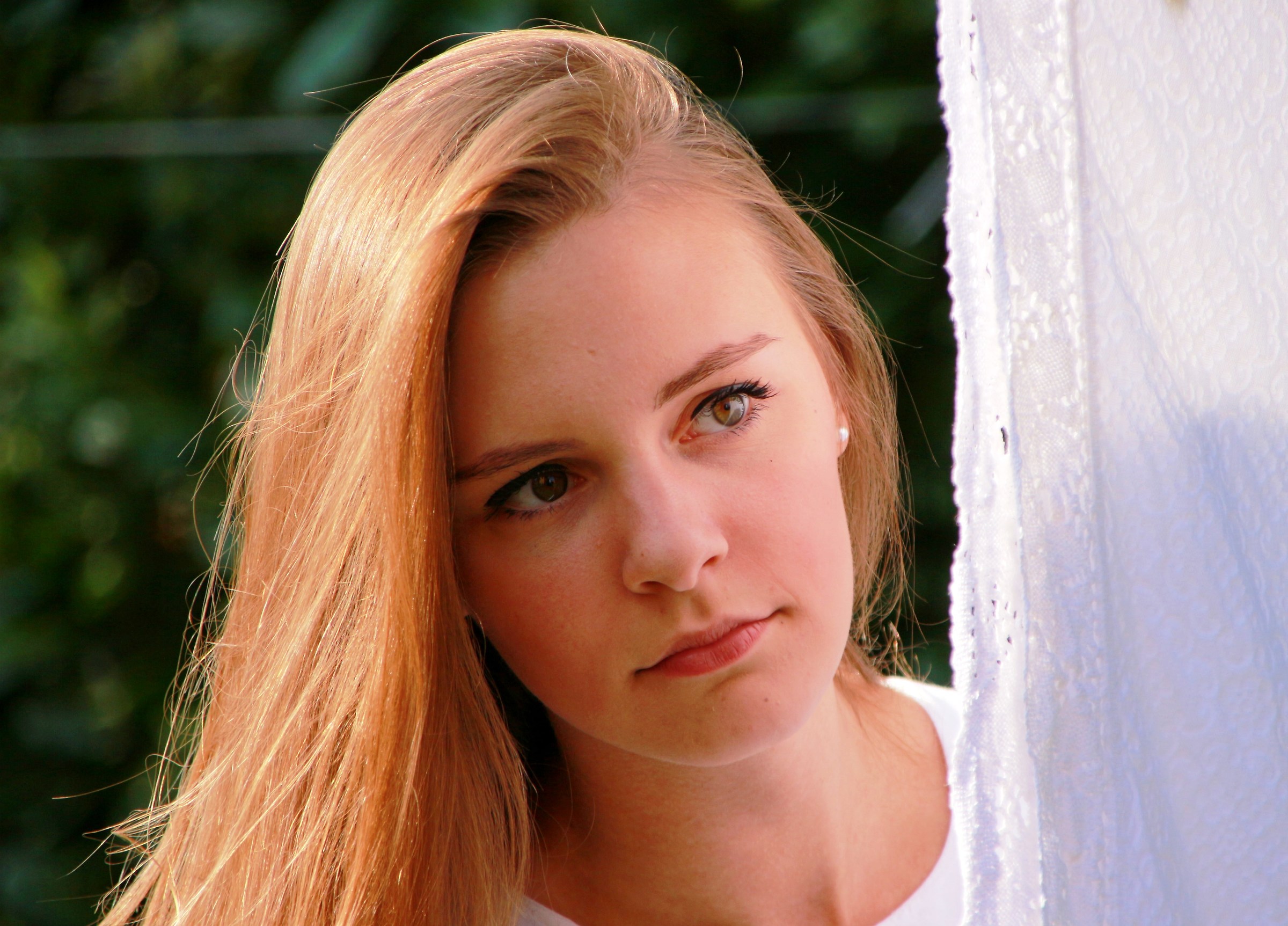 guardando da dietro la tenda