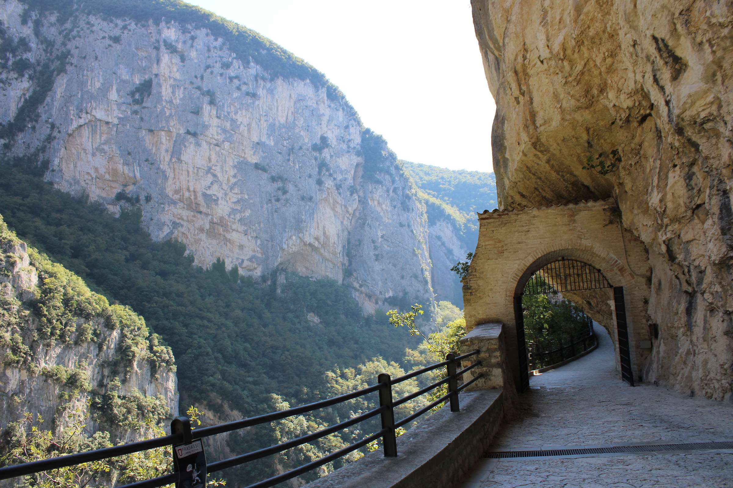 Vista dal sentiero che conduce al tempio di Valadier
