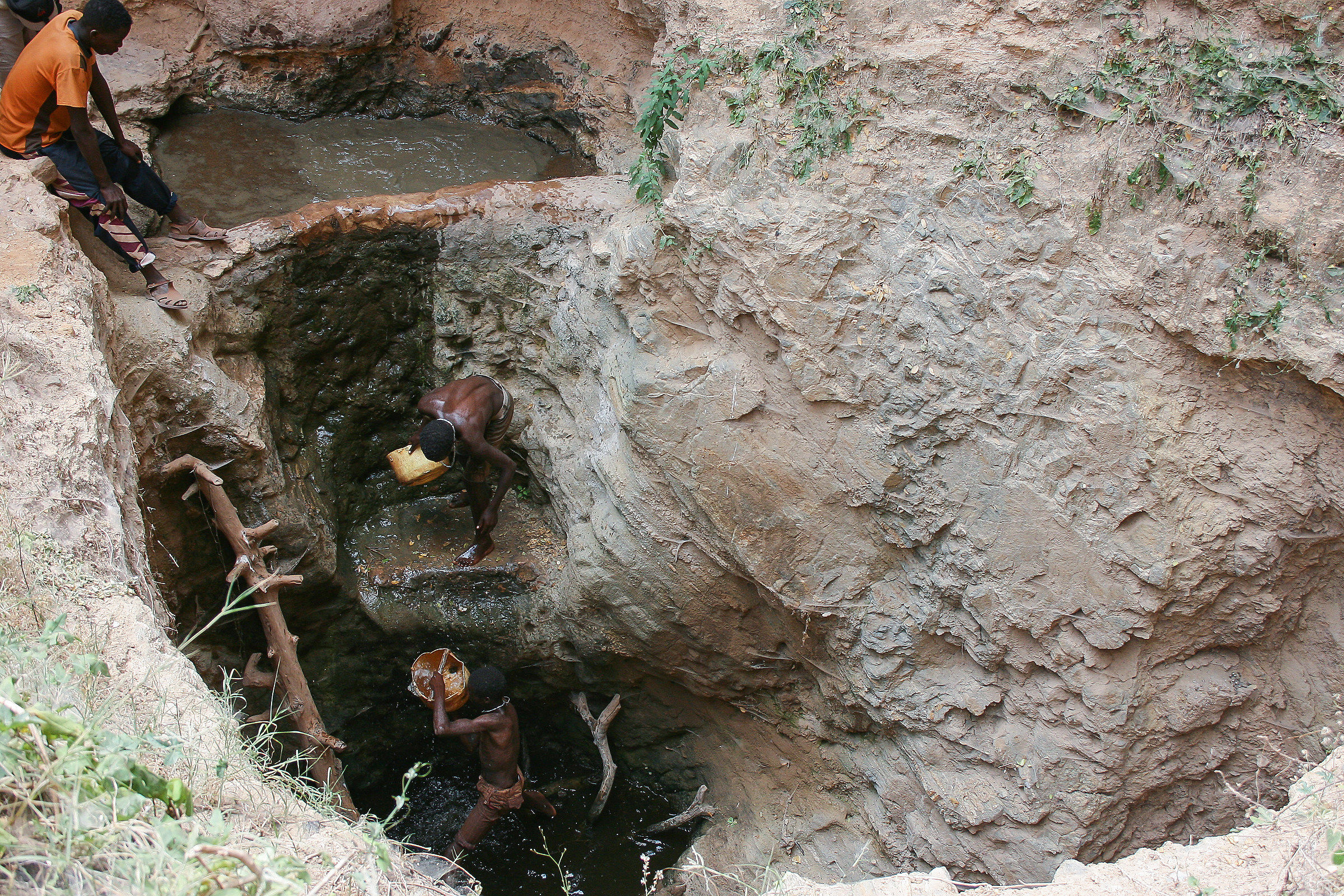 Kenya.Giovani Borana.Pozzi cantanti.