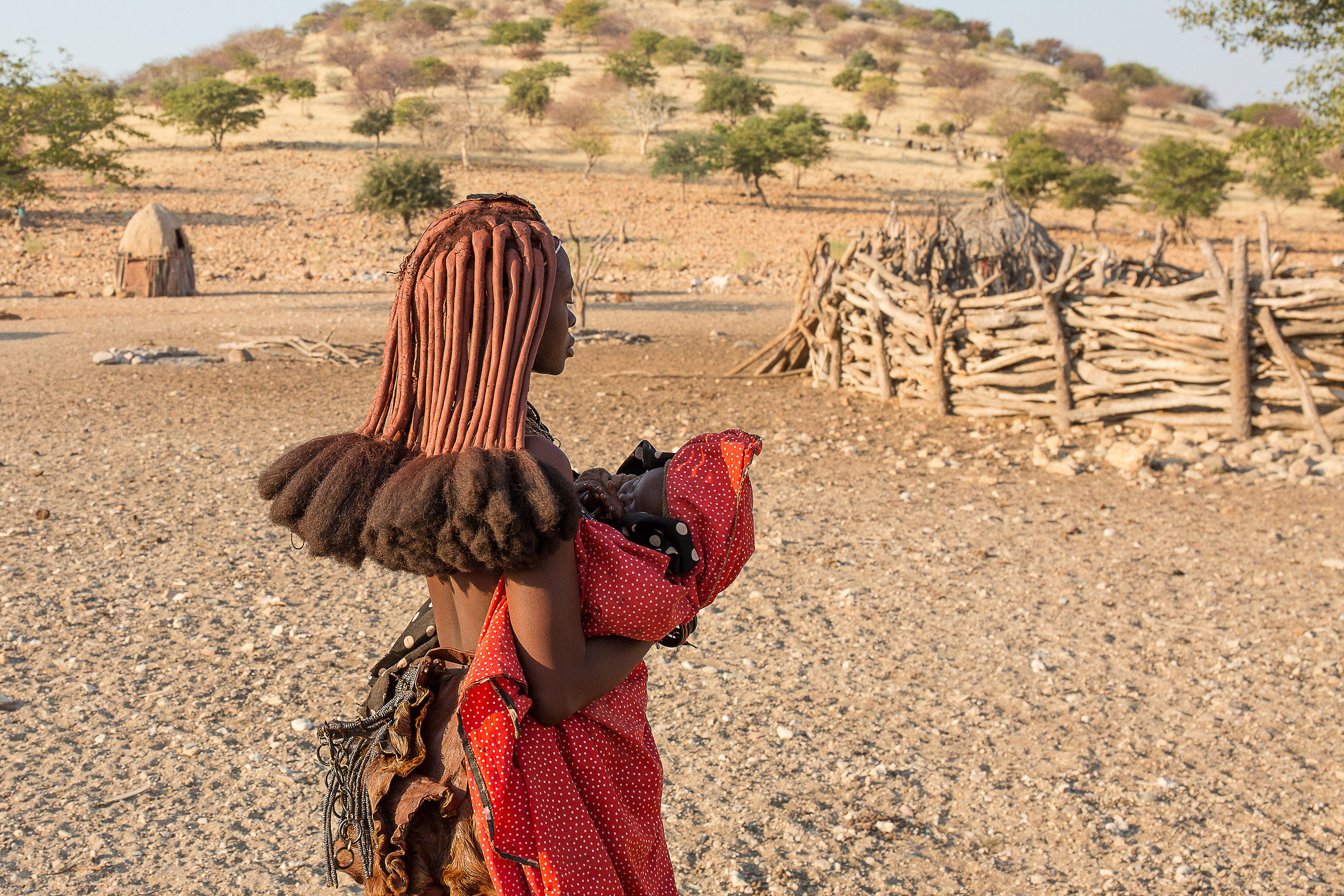 mamma Himba con neonato, Namibia