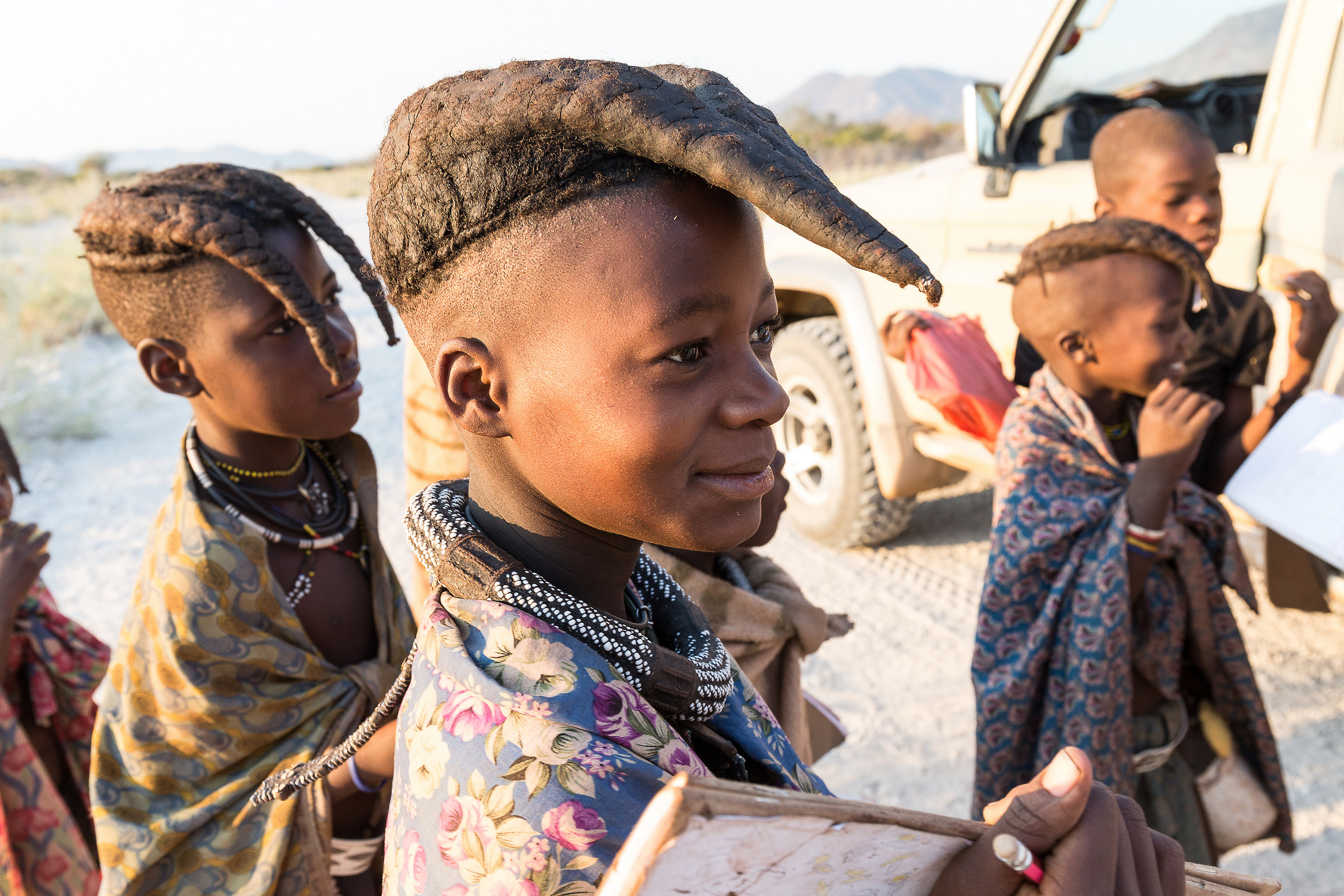 Bimba Himba mentre si reca a scuola coi suoi compagni.