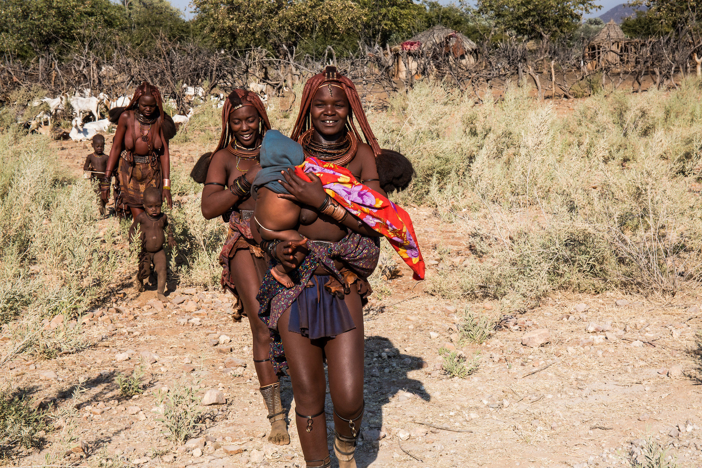 mamme himba vengono a mostrarci i figli. Namibia