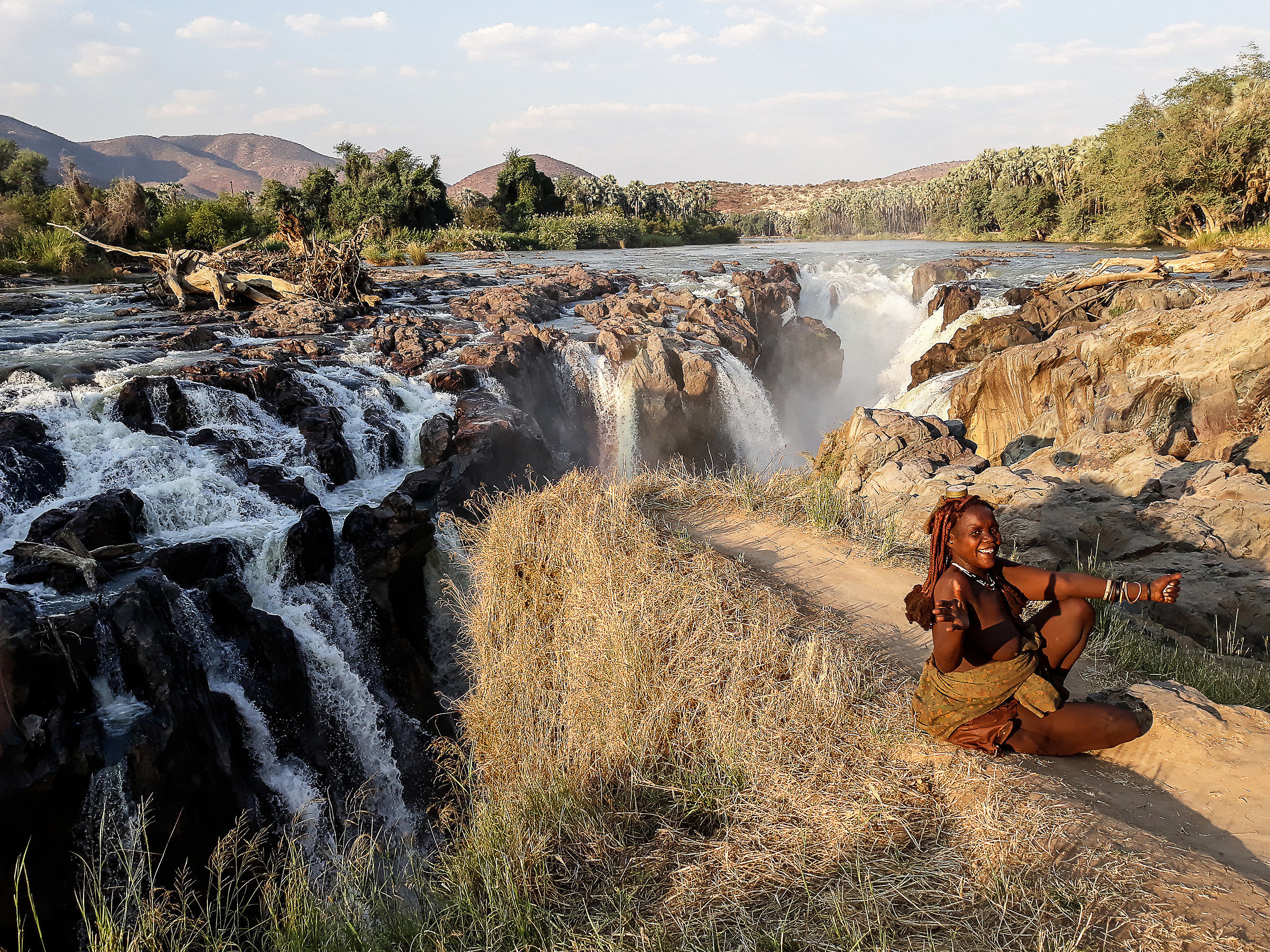 Donna Himba alle cascate Epupa, Namibia.