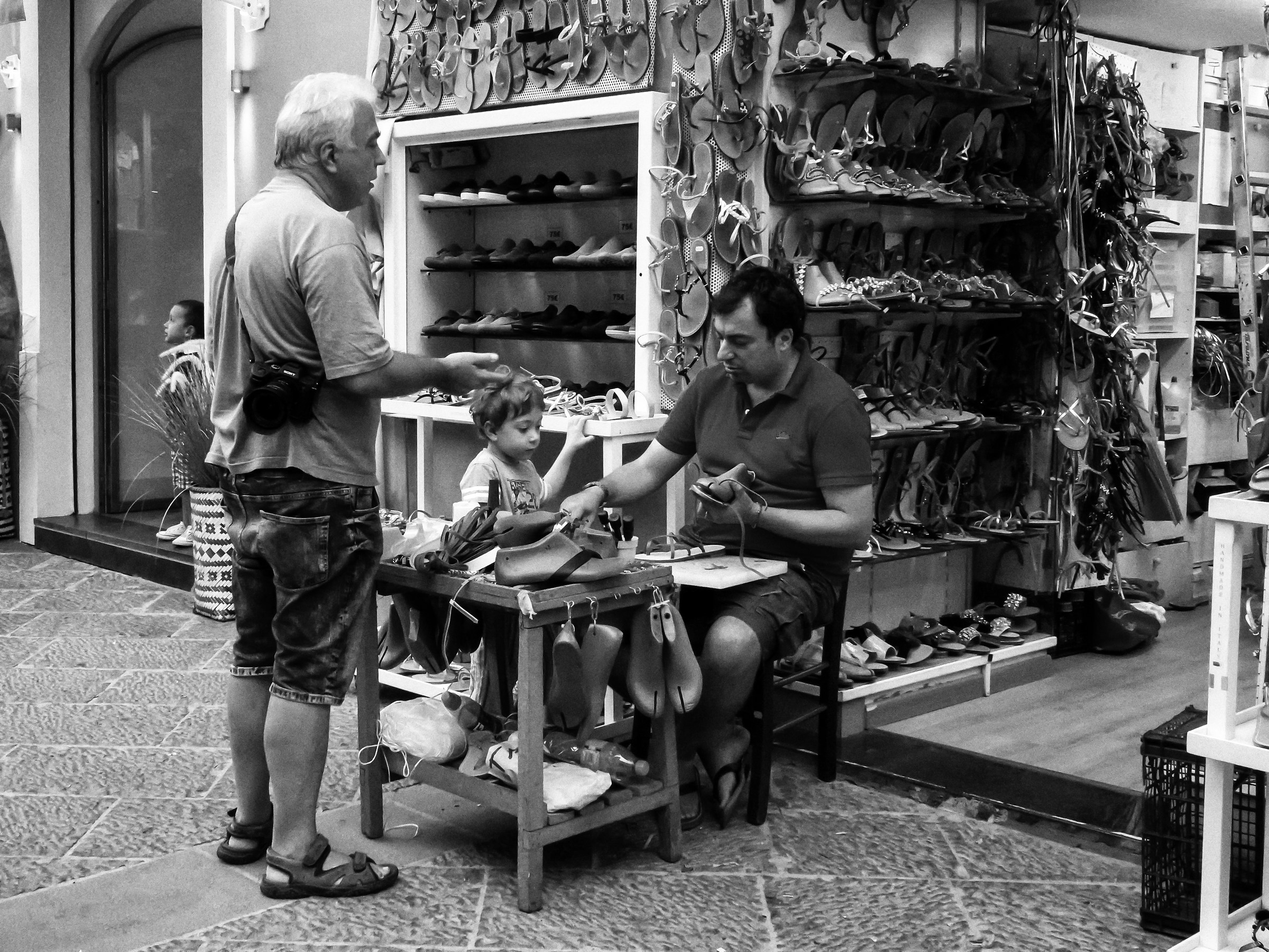 Artigiano all'opera nel centro di Sorrento