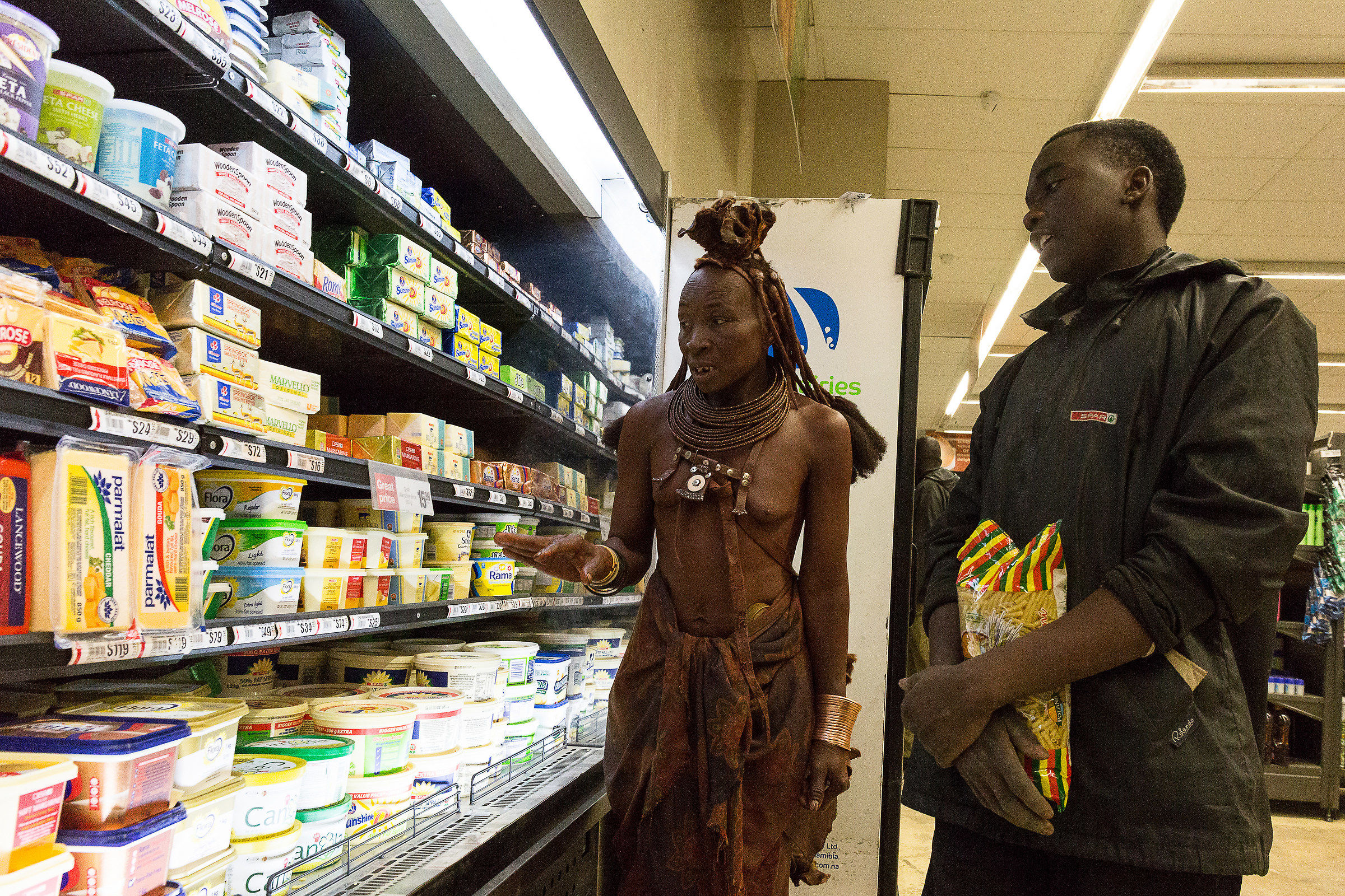 Gli Himba al supermercato ad Opuwo, Namibia