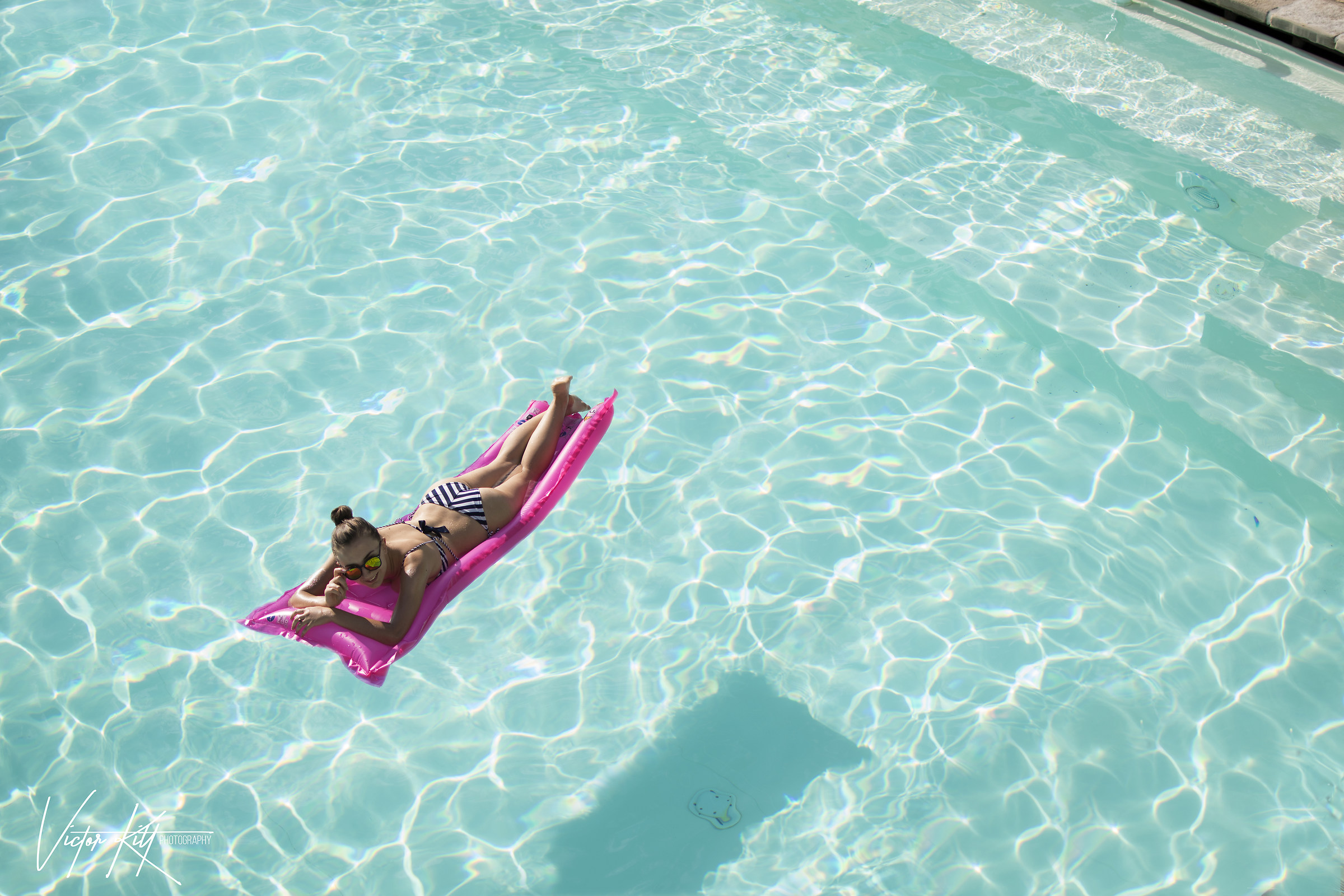 Una goccia rosa in un vaso turchese