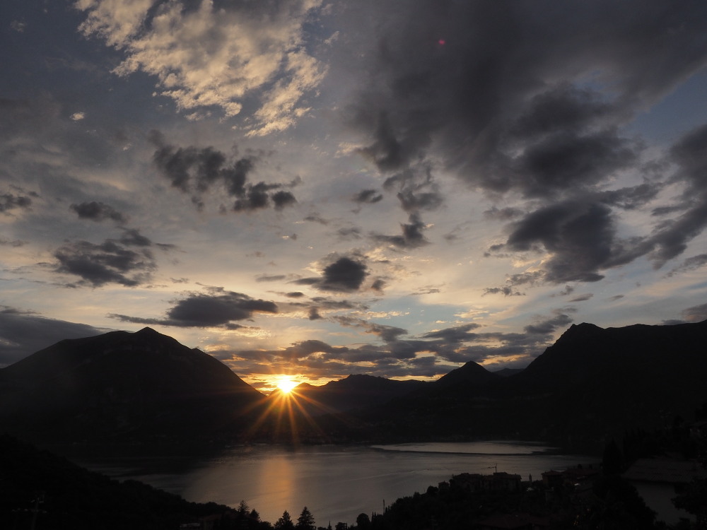tramonto sul lago