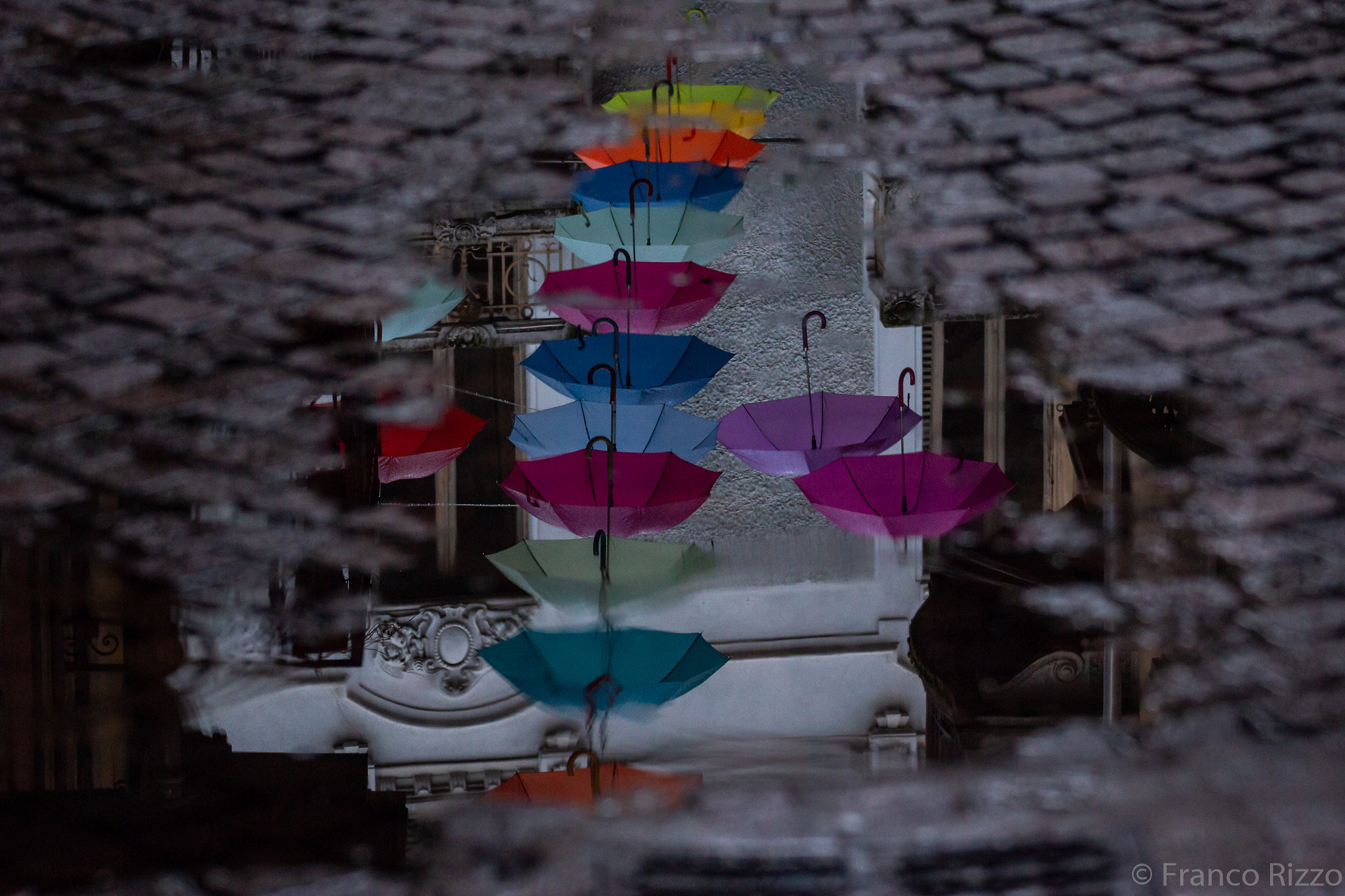 ombrelli sotto la pioggia