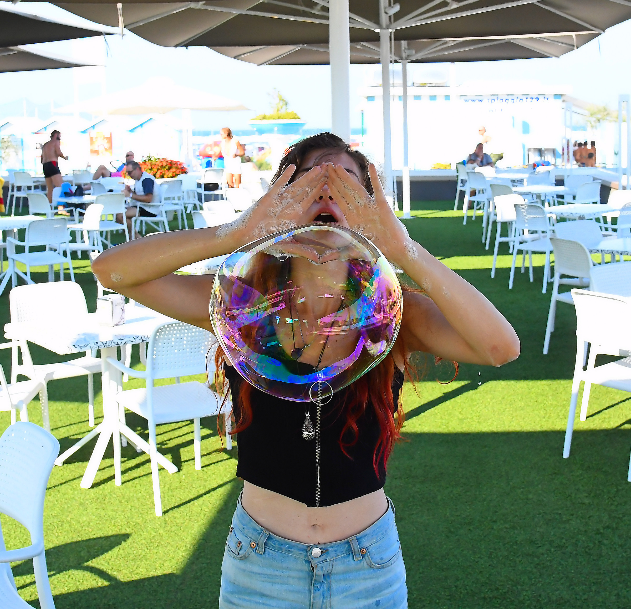 La creatrice di bolle a mani nude