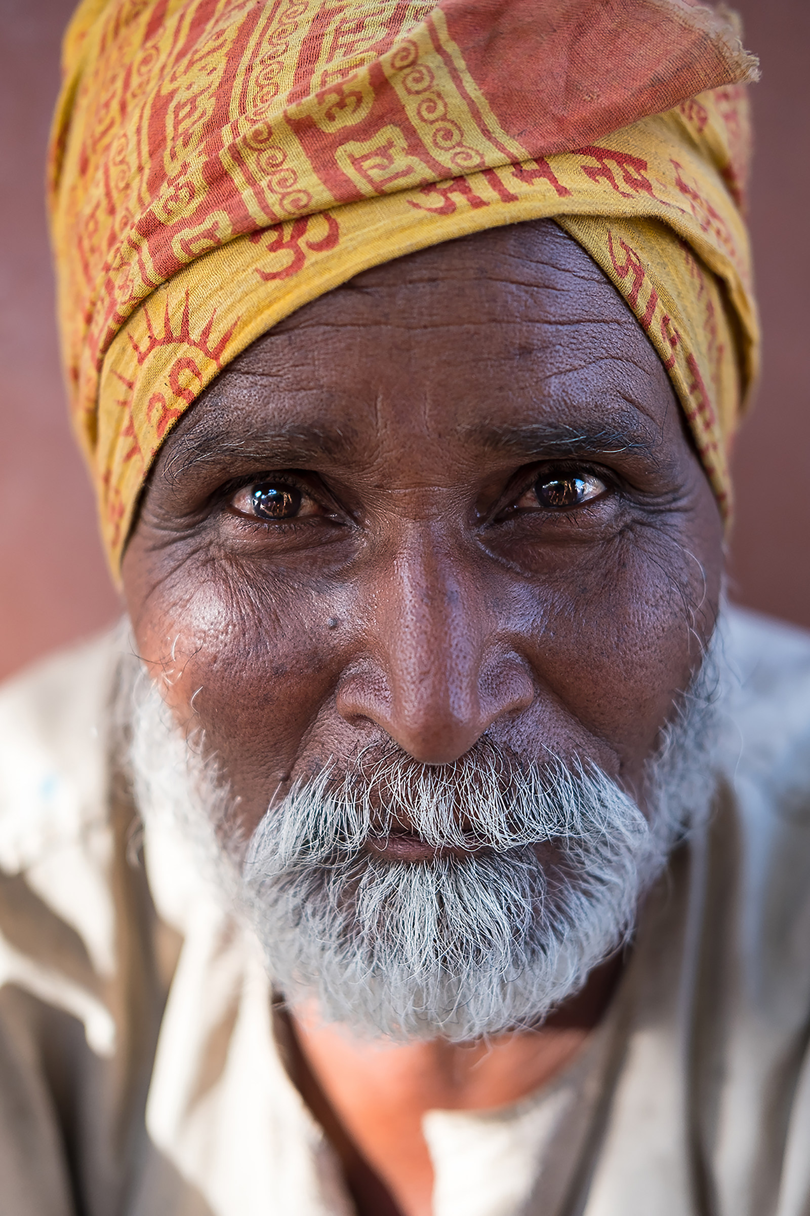 Commerciante di stoffe a Jaipur, India.
