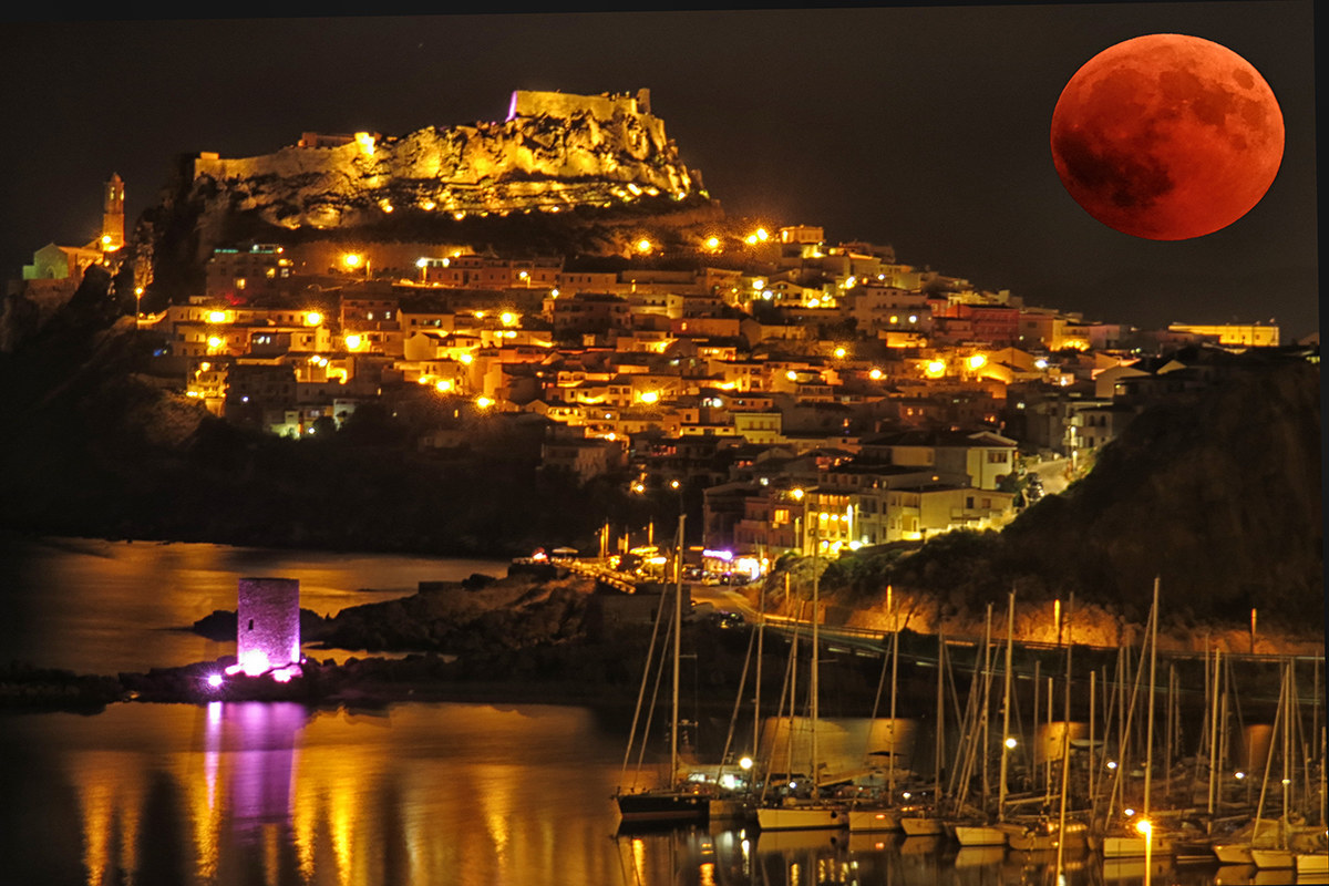 Luna rossa a Castelsardo