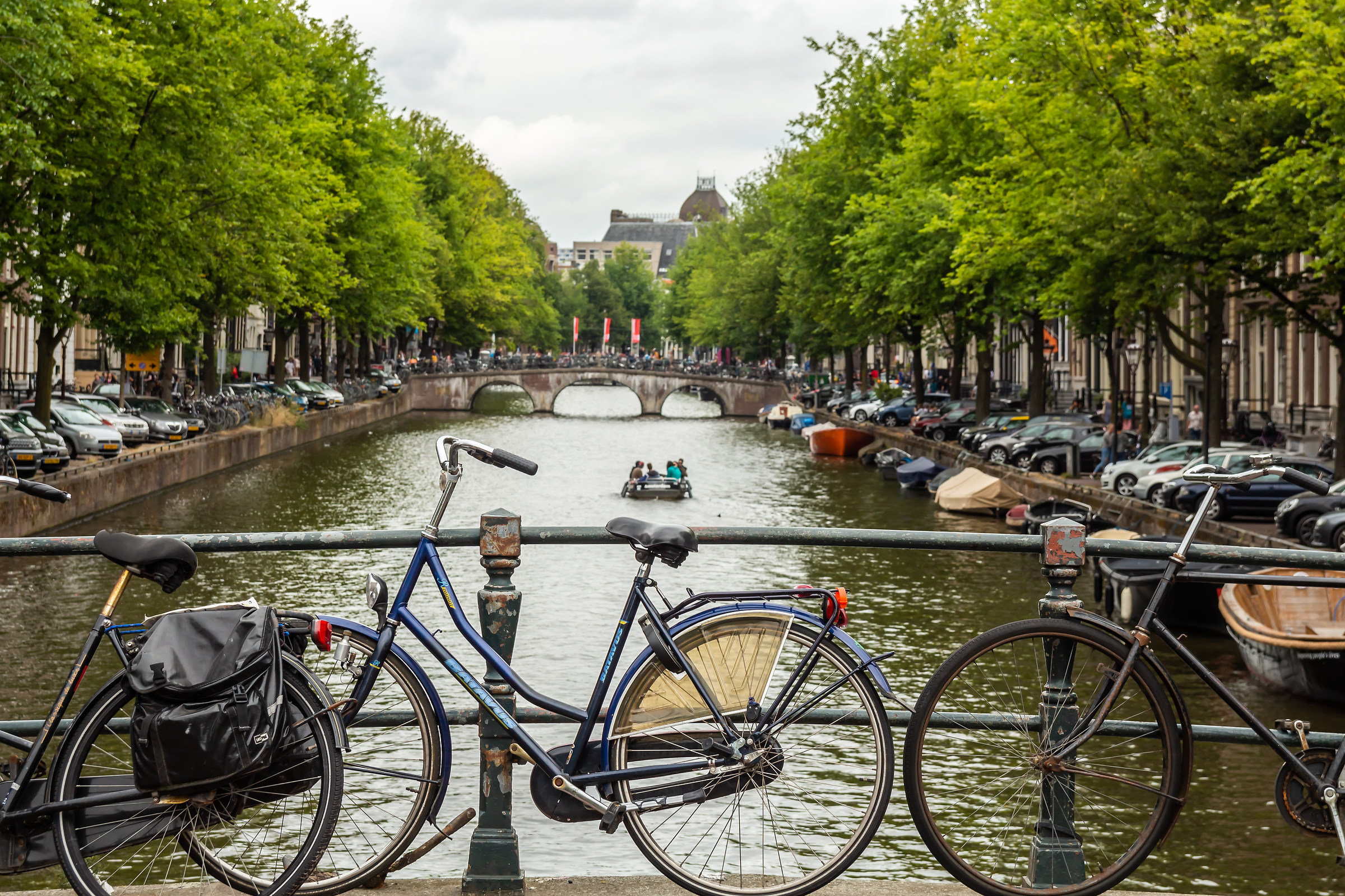 In the saddle between the canals