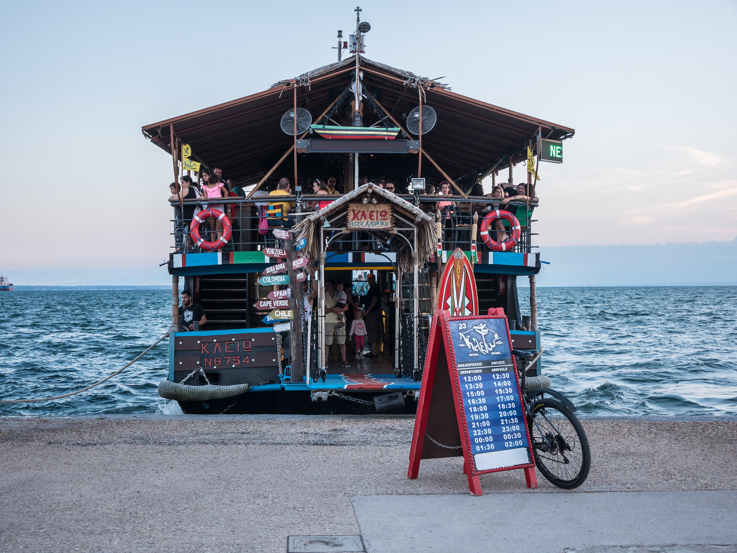 Pub boat-Waterfront in Thessaloniki