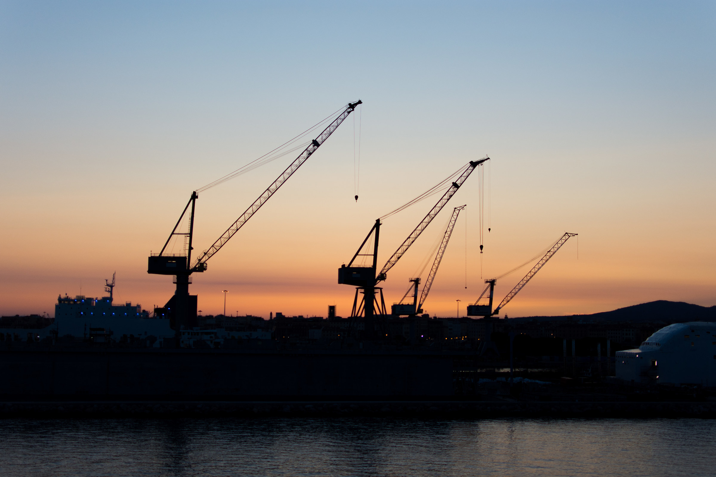 Alba sul porto di Livorno