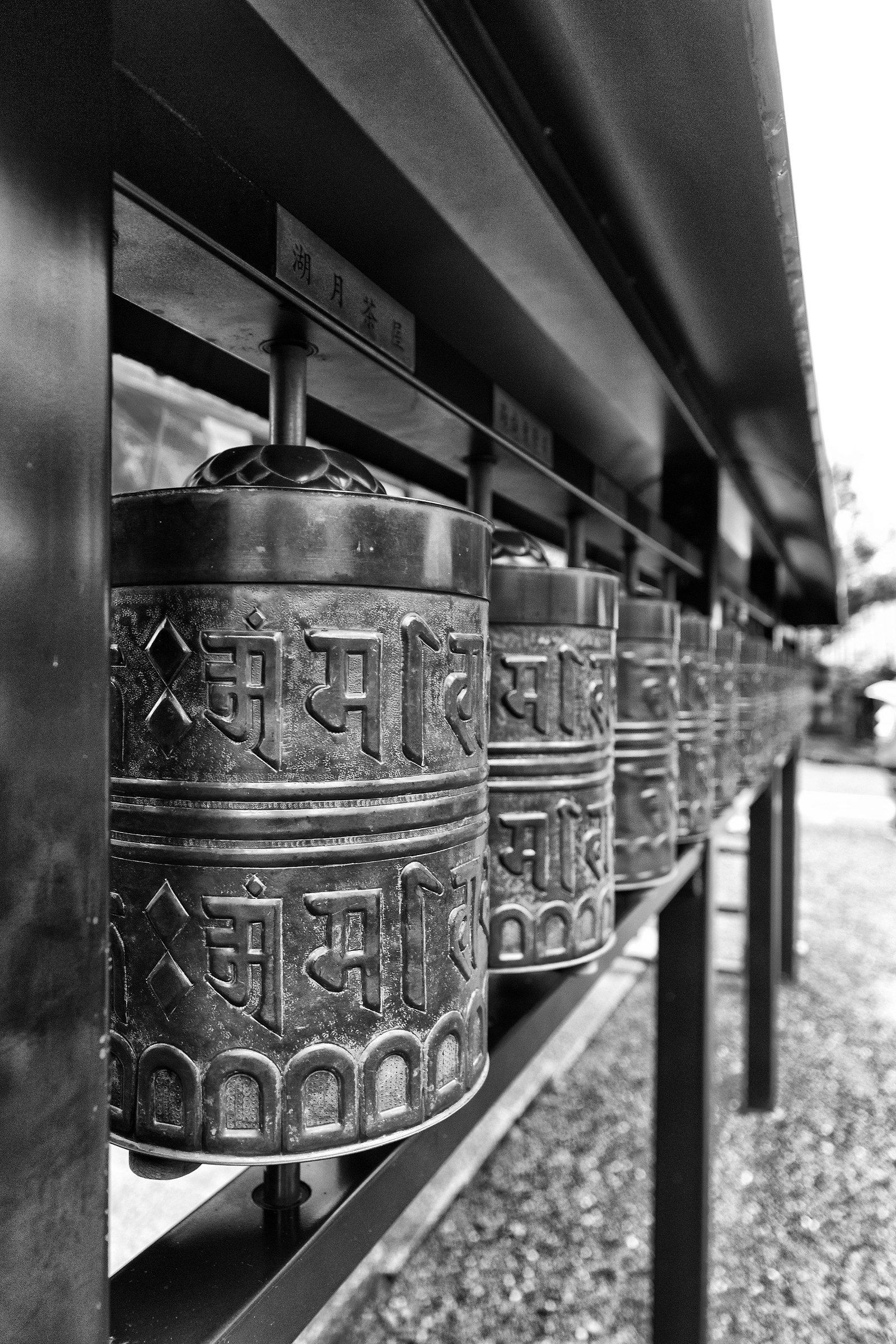 ruota della preghiera - mani bw