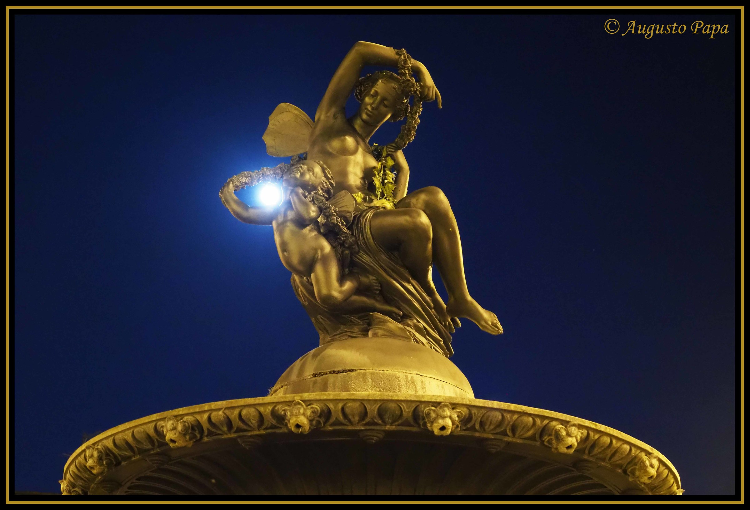 Fountain of the Goddess Flora, crossed by the full moon