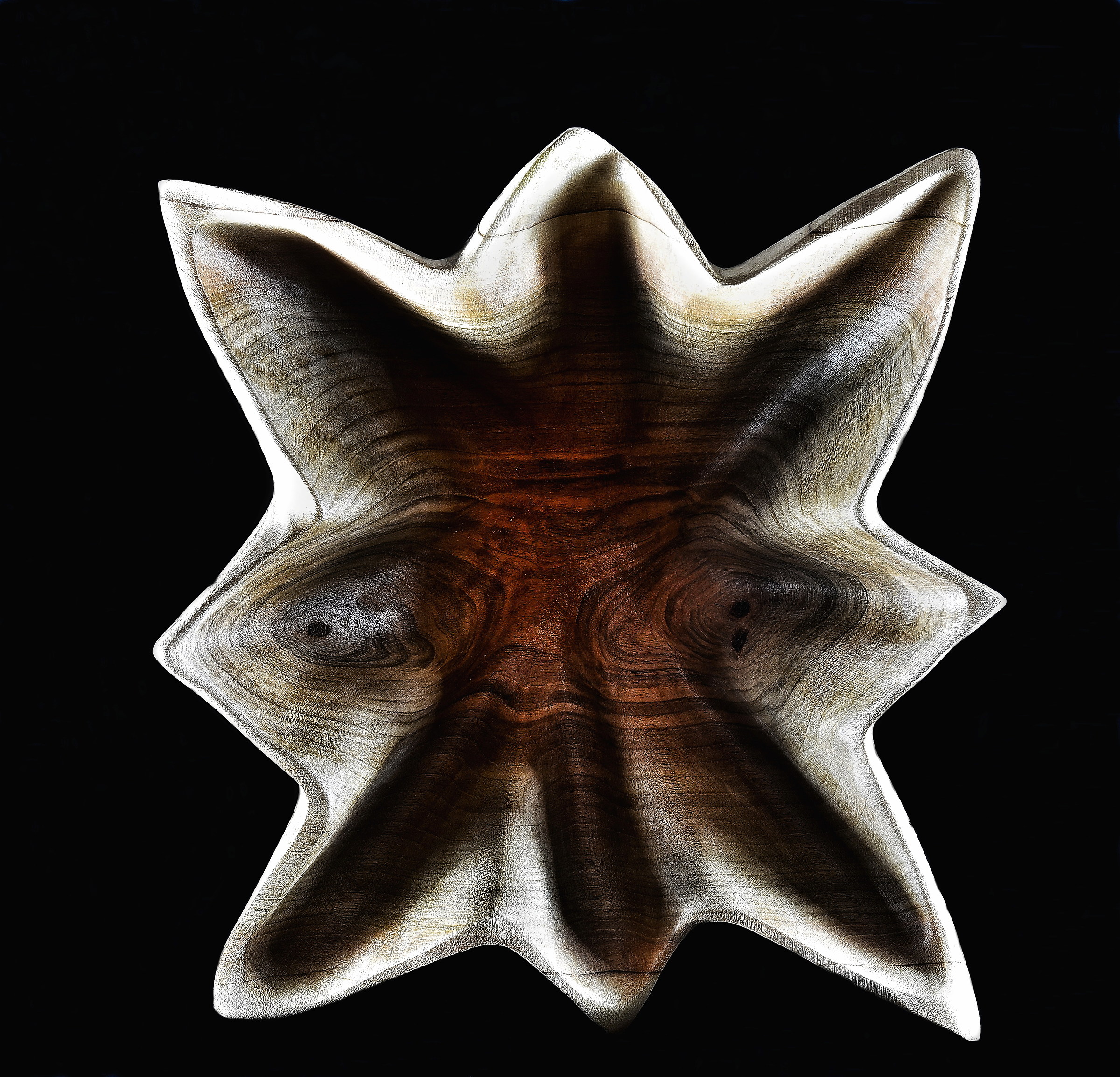 The colors of the wood (walnut).