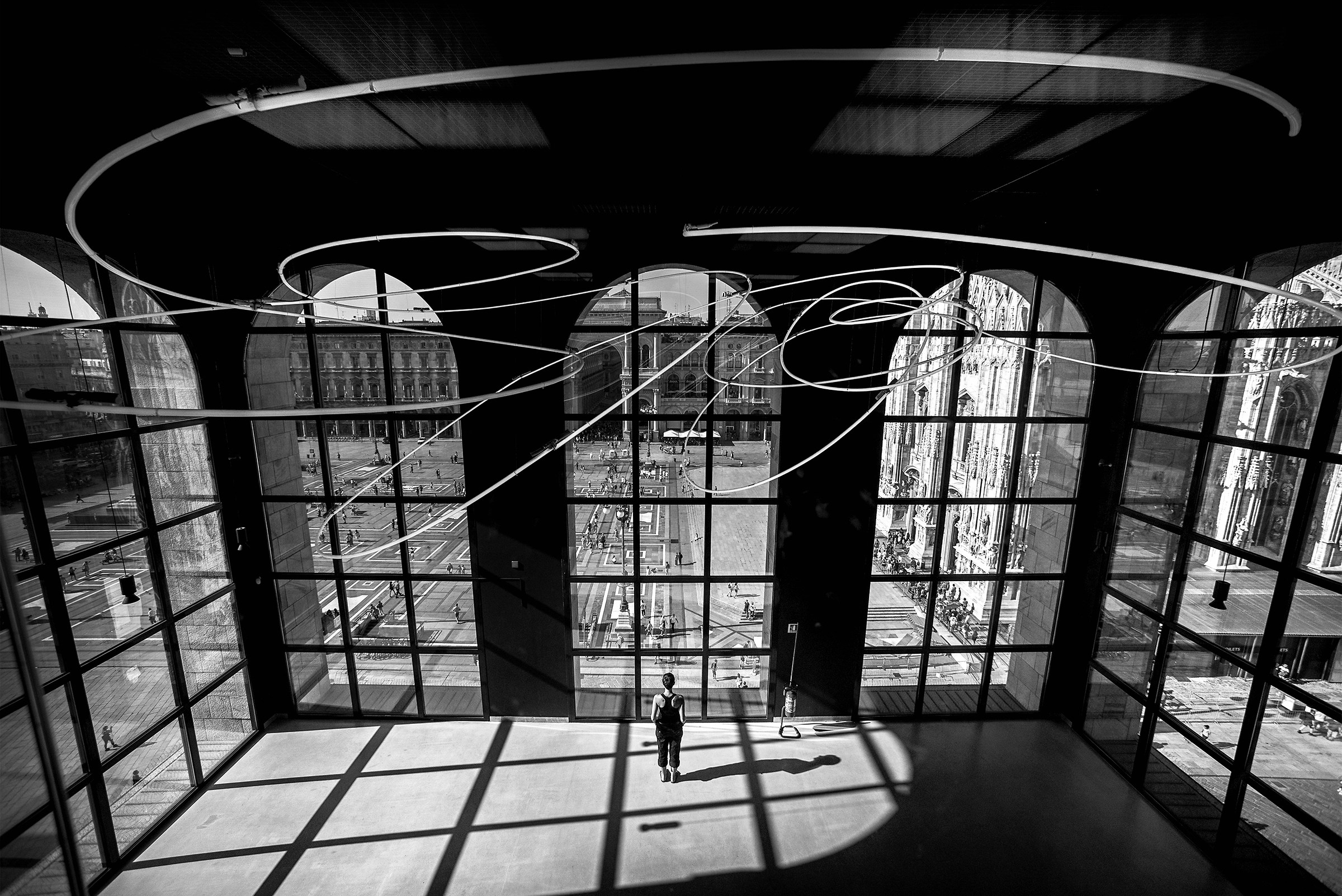 Incorniciata tra luci e ombre