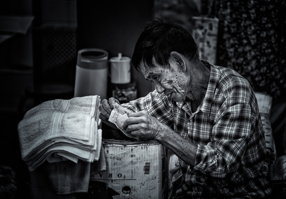 Shanghai Market, Counting Money