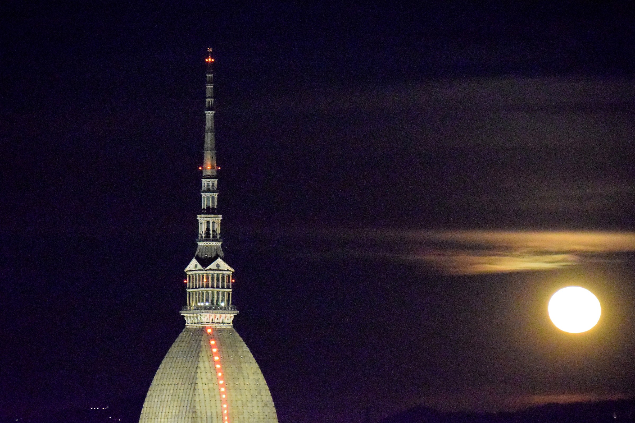 Alba di luna fra le nuvole