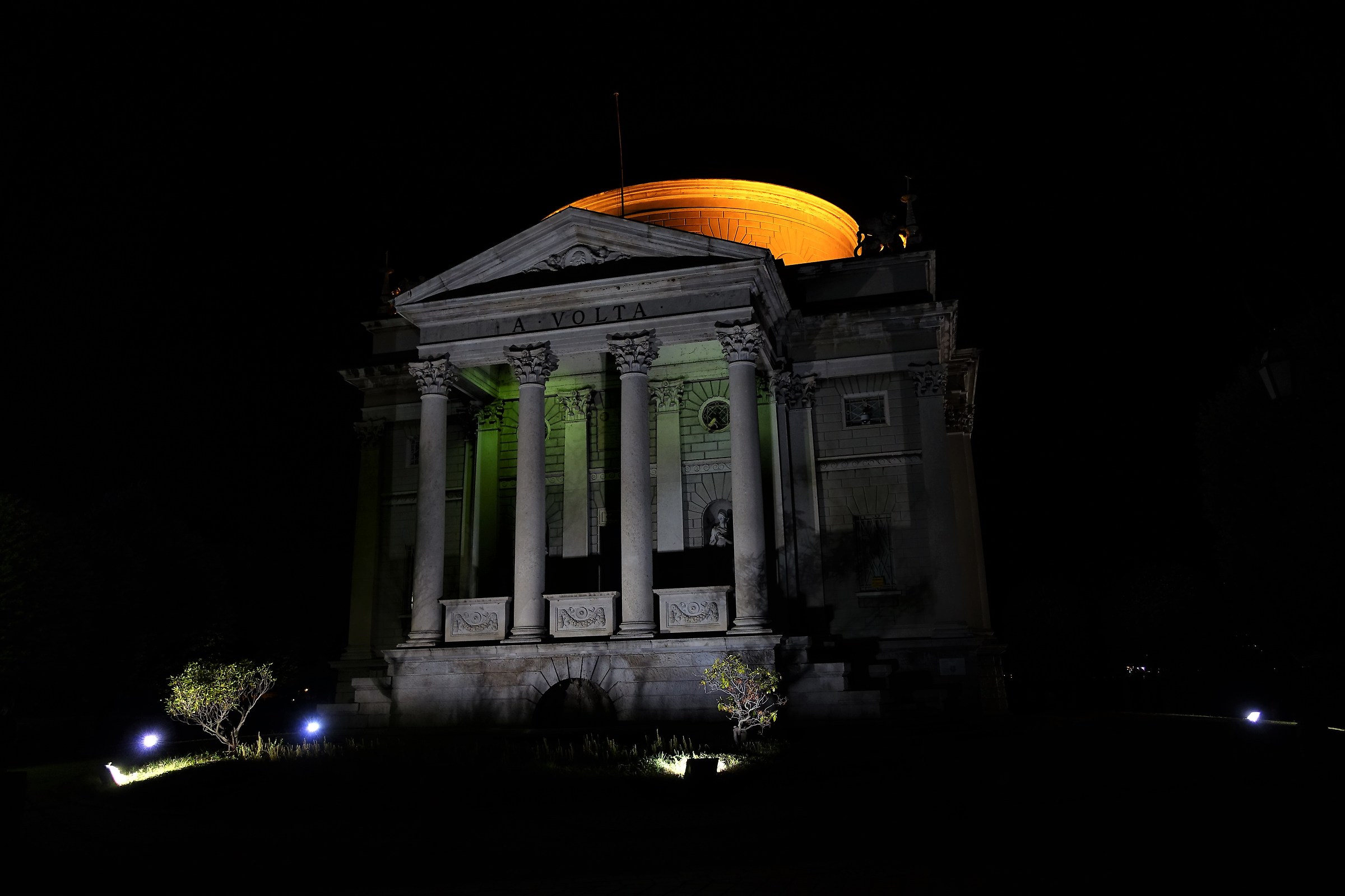 Tempio voltiano, Como
