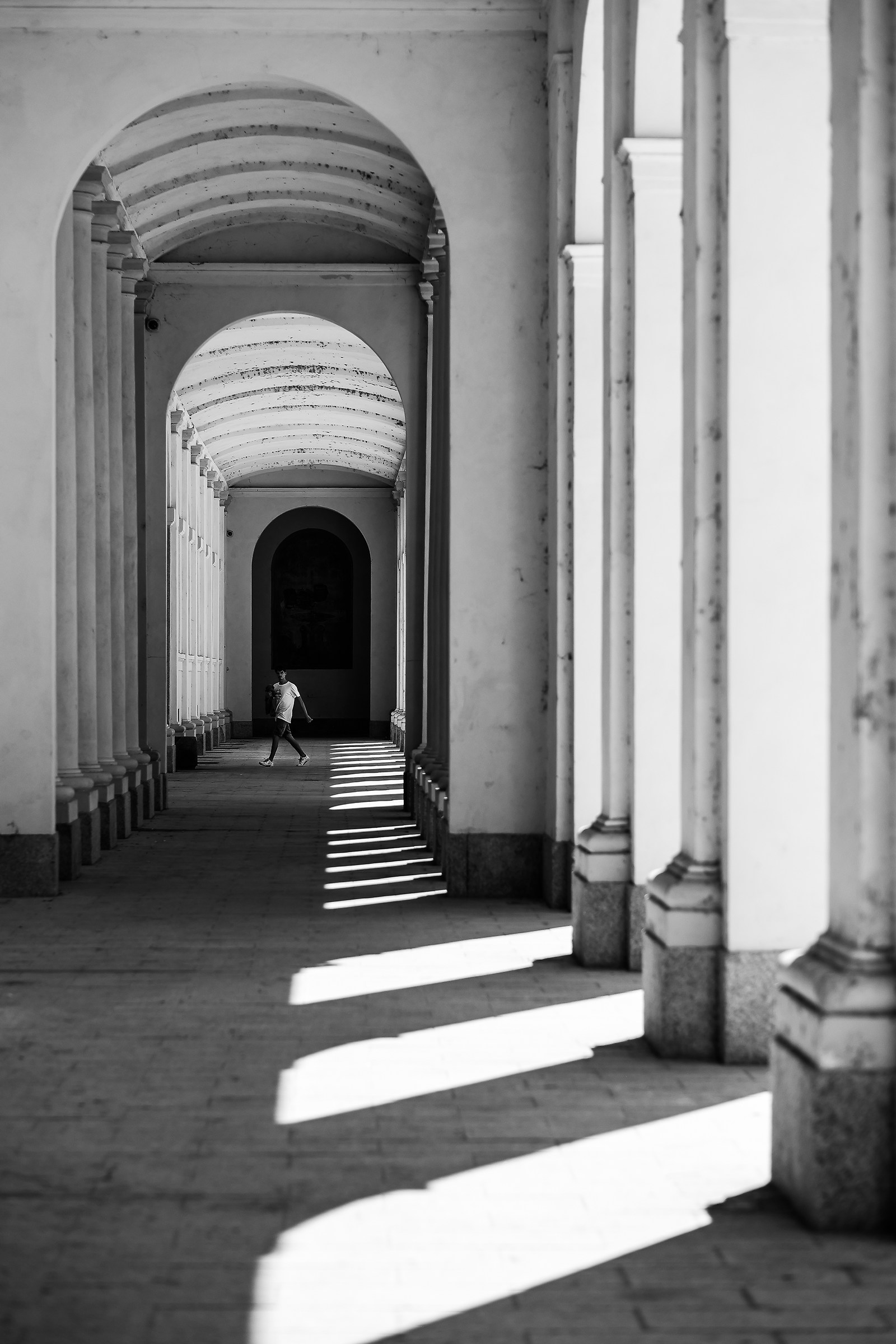 Vercelli, un istante sotto i portici.