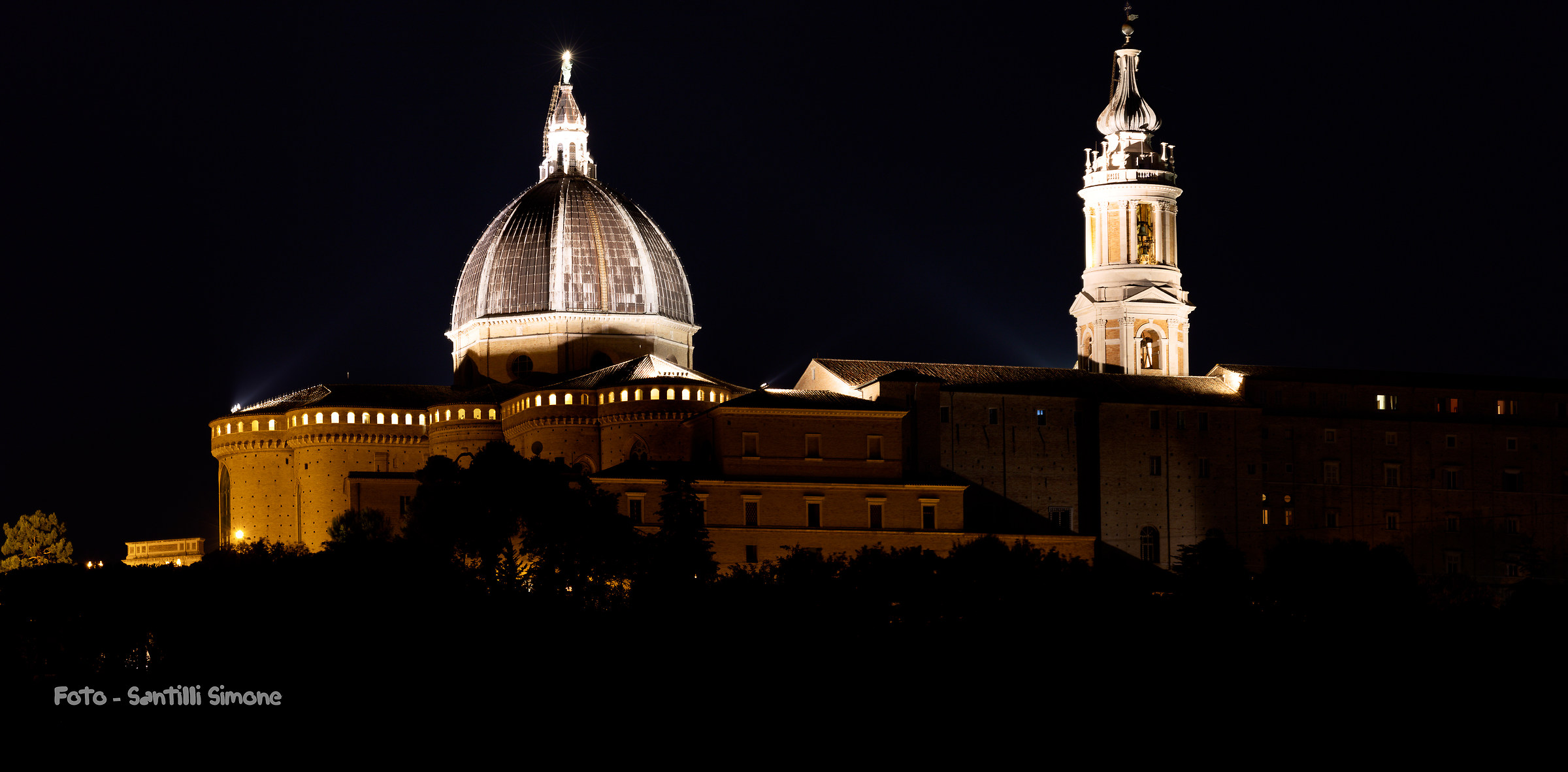 Santuario di Loreto in notturna
