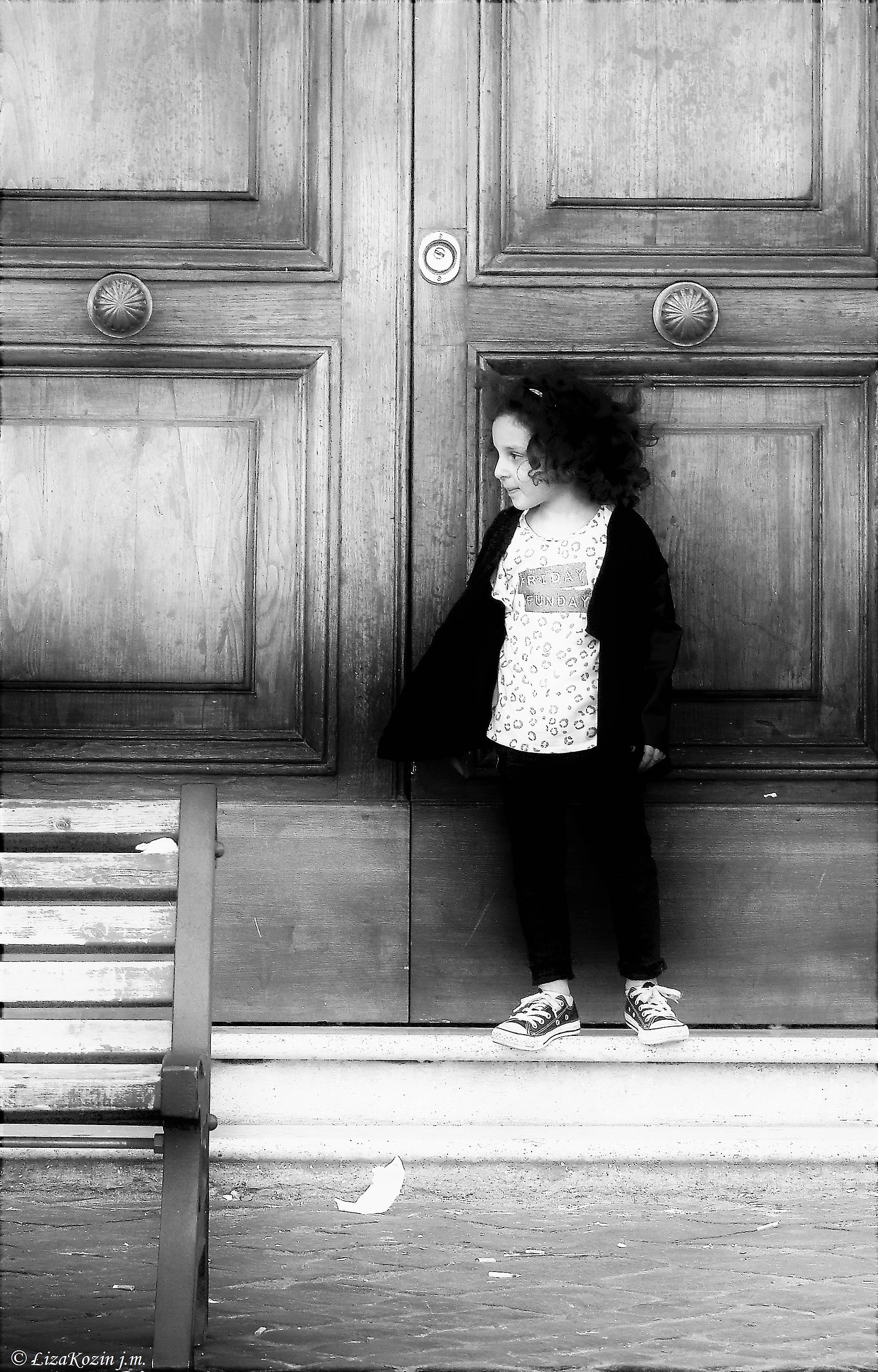 Bambina davanti un portone