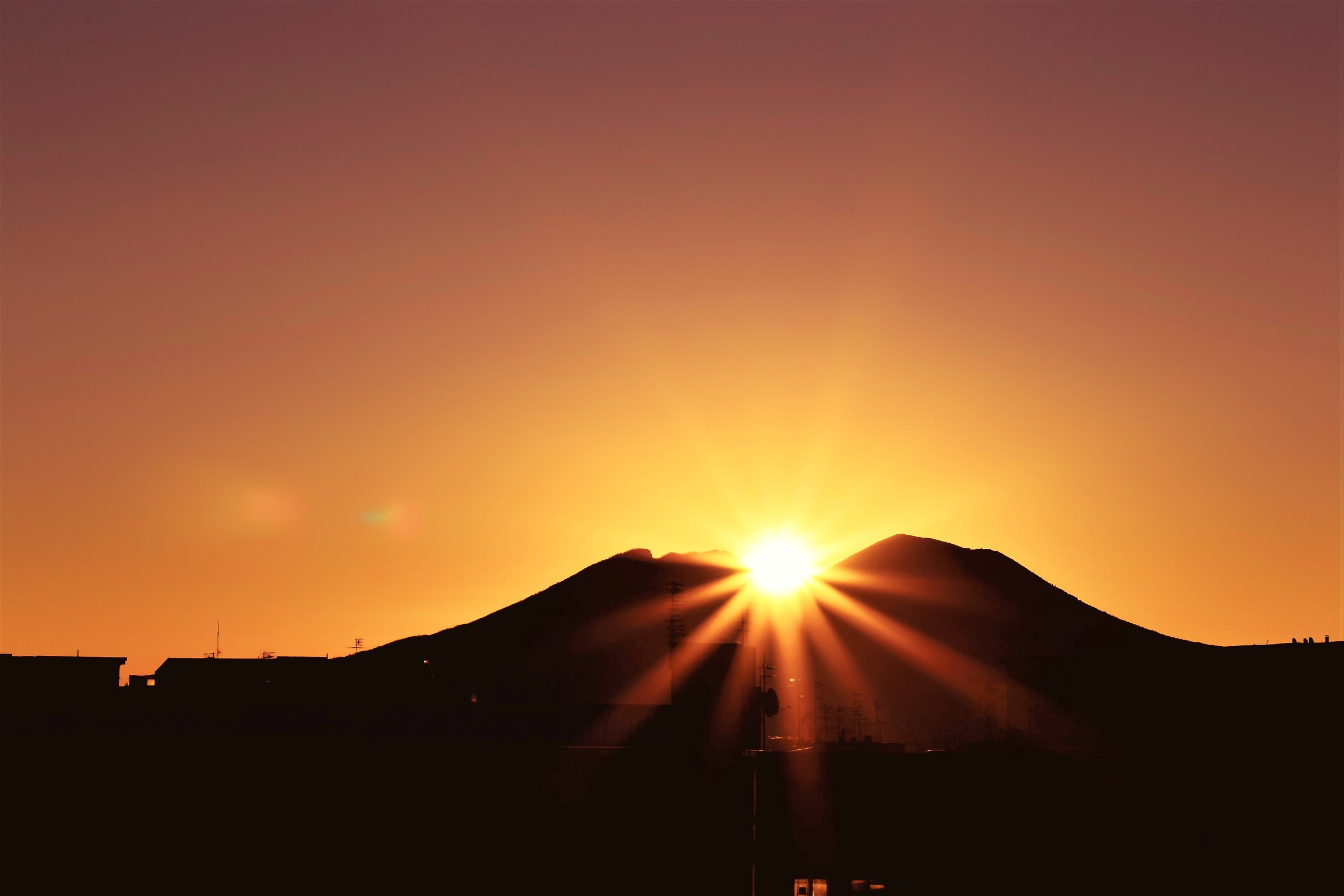Il Sole tra il Vesuvio e Monte Somma