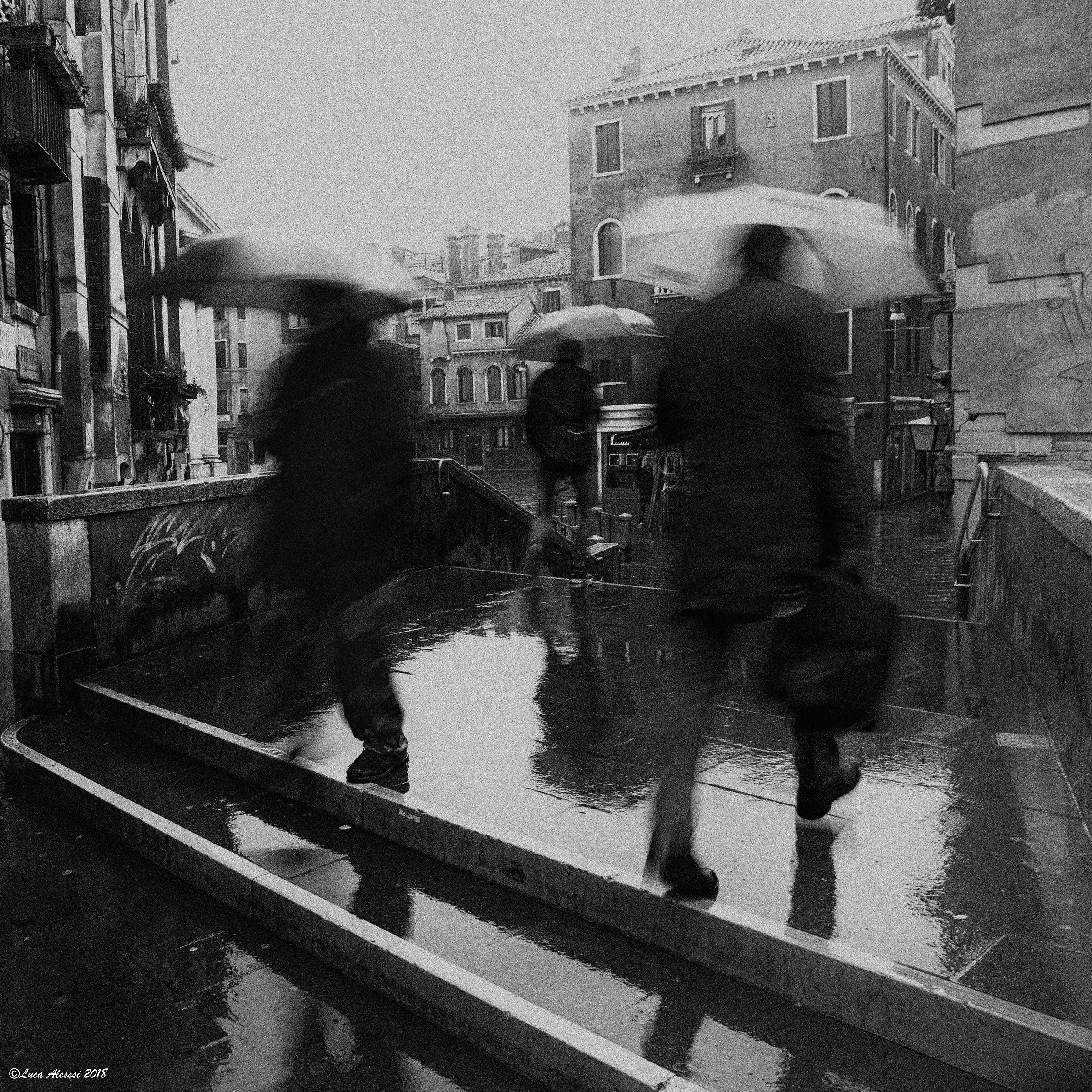 Passi e passaggi, storie frettolose di giornata uggiosa