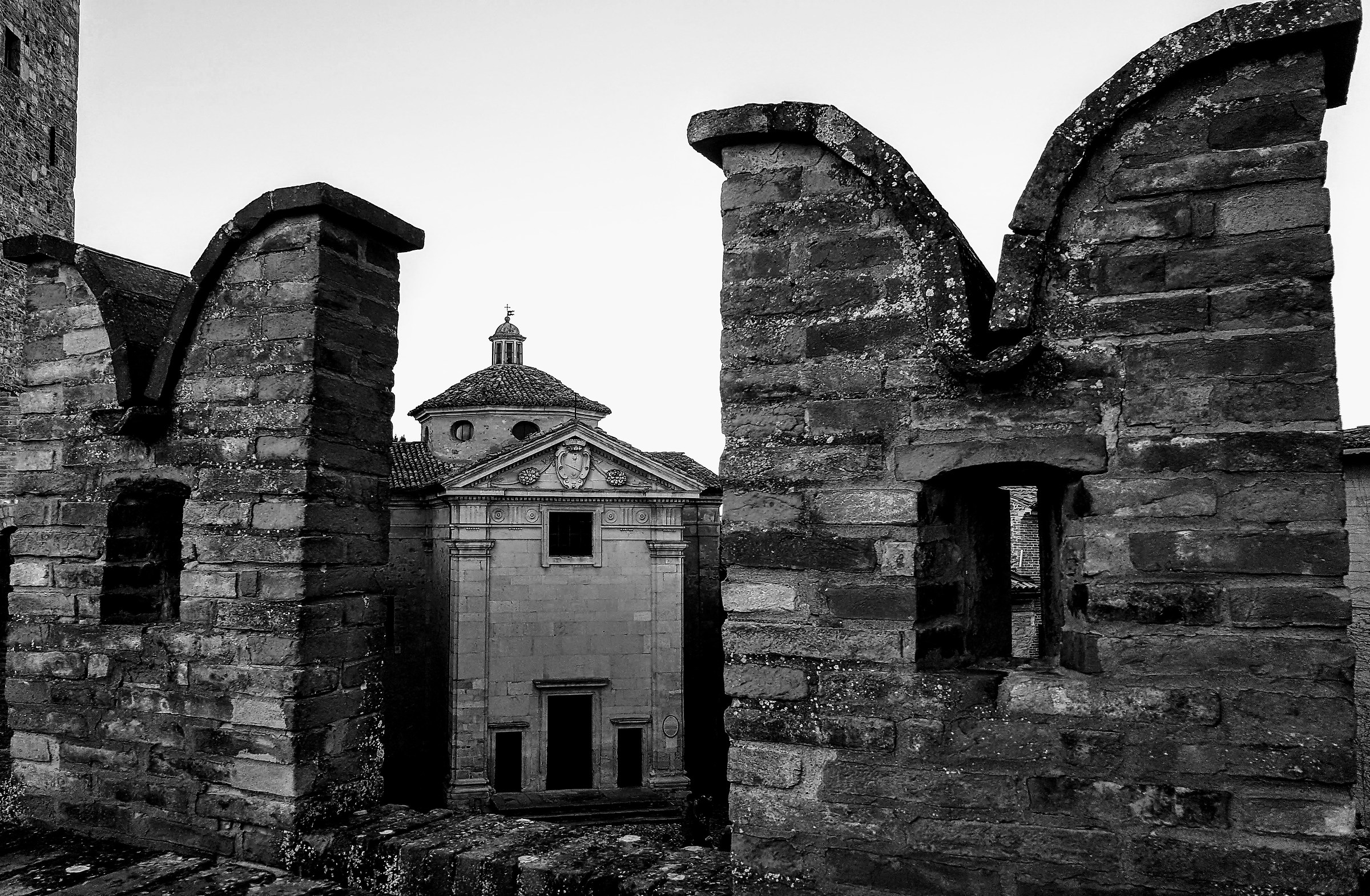 Chiesetta sotto controllo