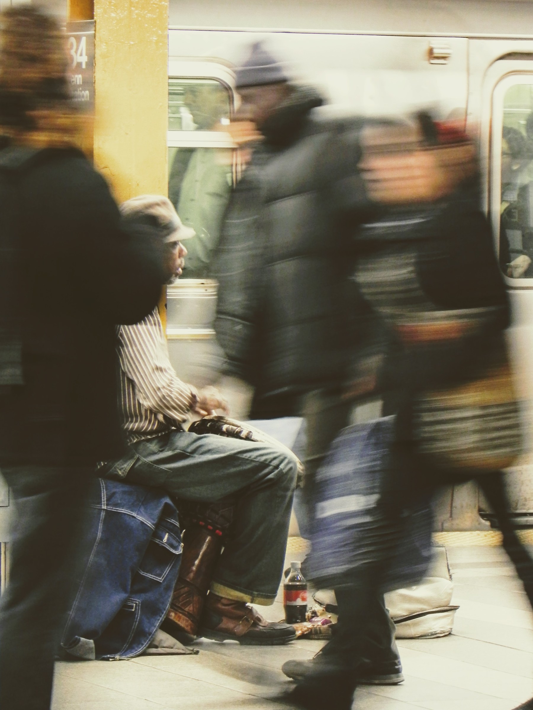 Solitudine tra i passanti, NY - metropolitana