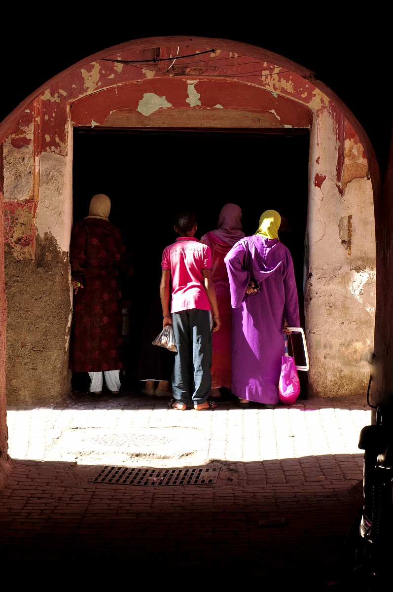 Folla radunata davanti ad una bottega al Riad Zitoun