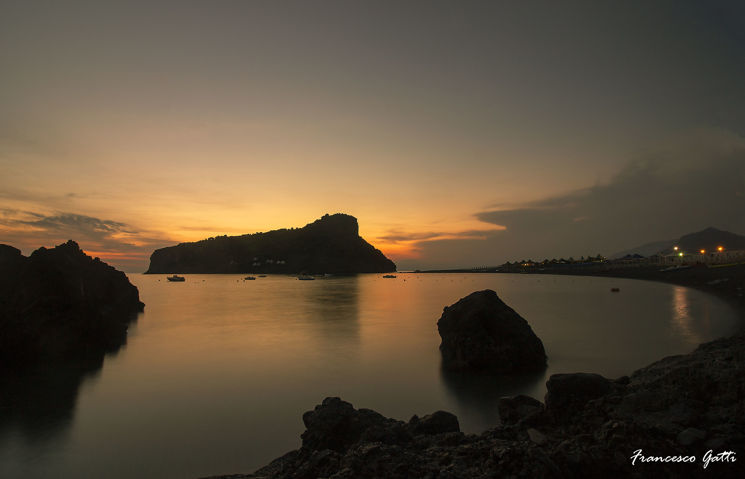 Dino Island with reefs-Praia a mare