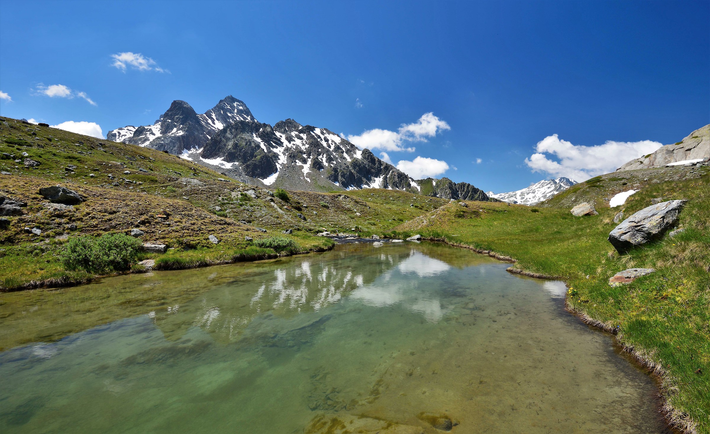 Lac du Rutor flows into Lac des Seracs