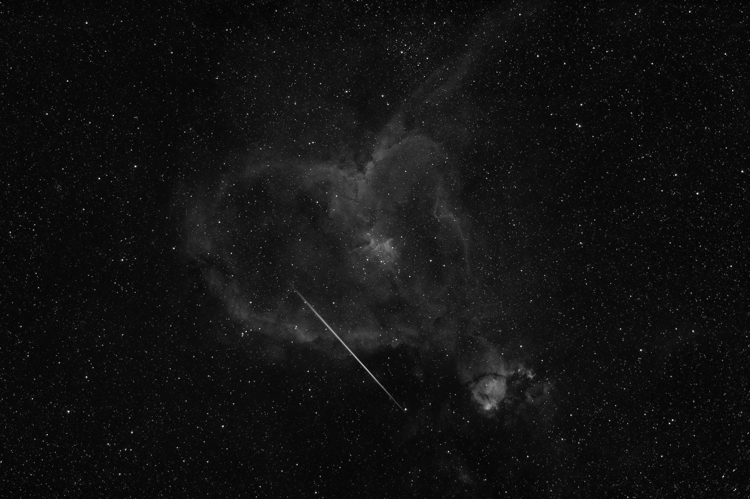 ic1805-The Heart Nebula in Halfa with Shooting Star