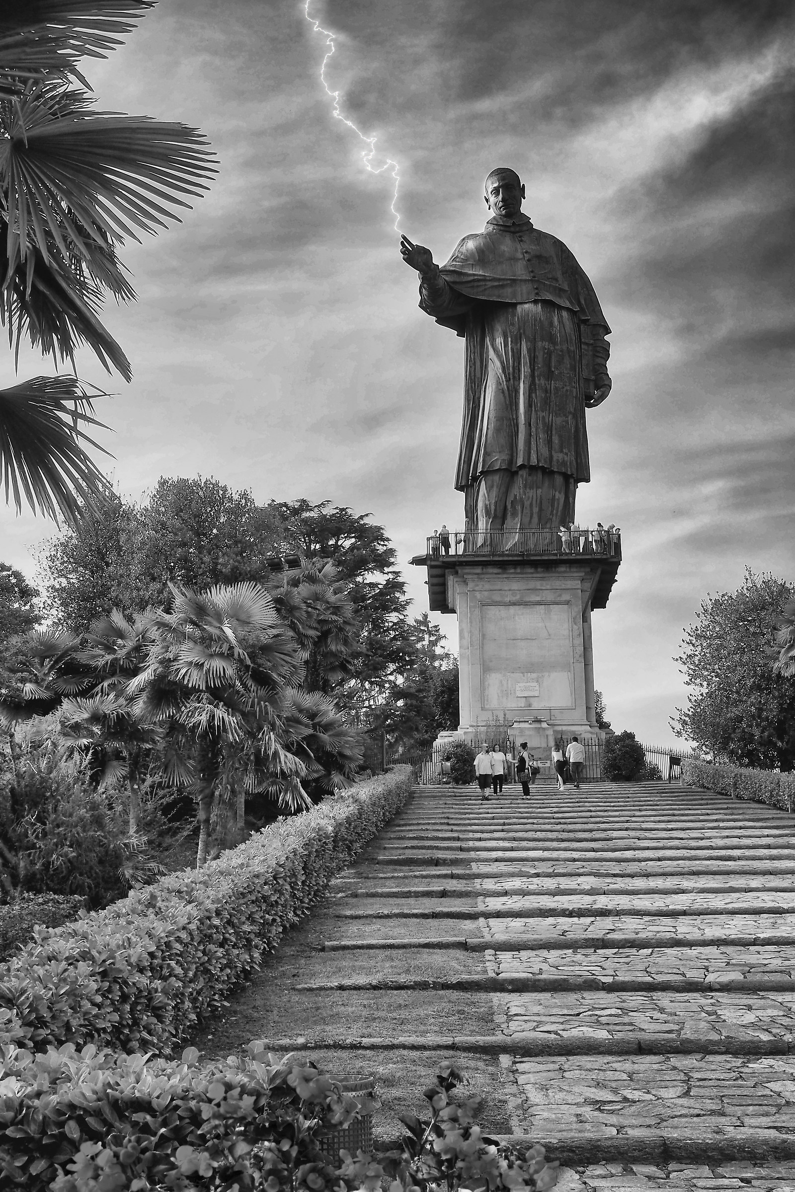 San Carlone elettrizzato