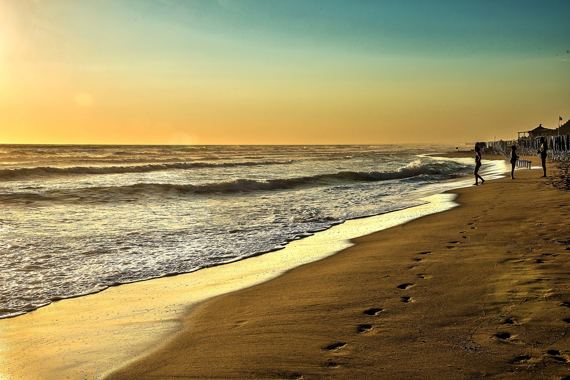 in spiaggia al tramonto