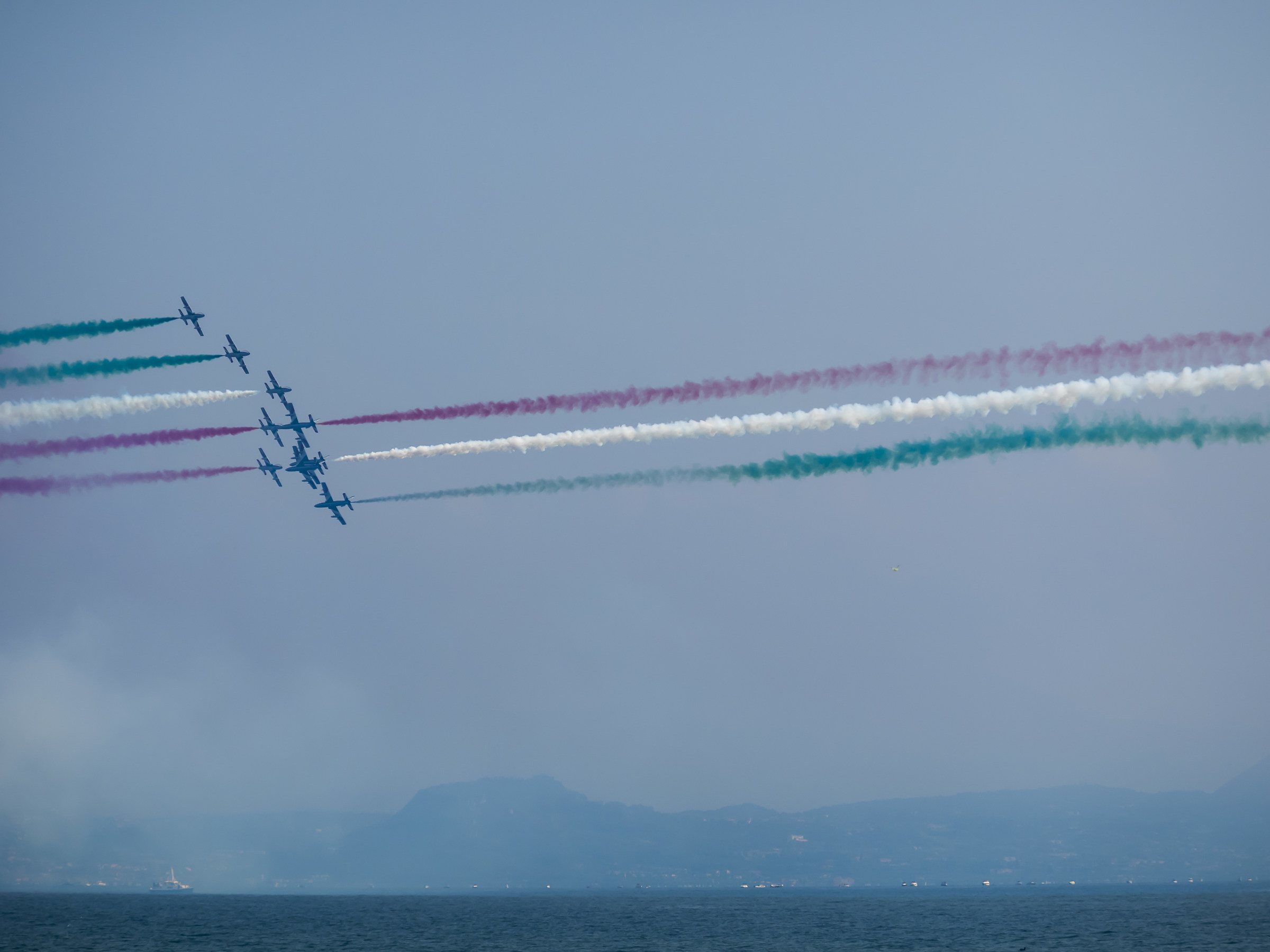 Crossing Arrows Tricolor