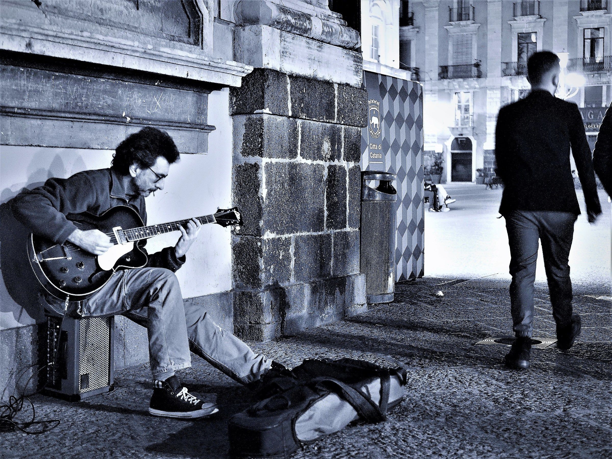 Blues notes and distracted people