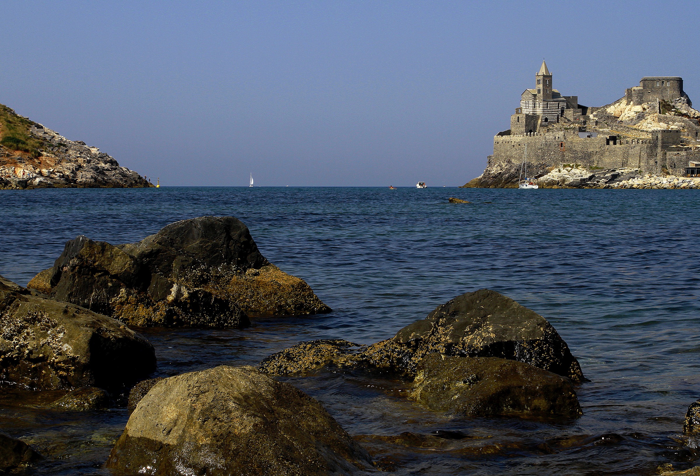 chiesa di Portovenere dall'isola Palmaria