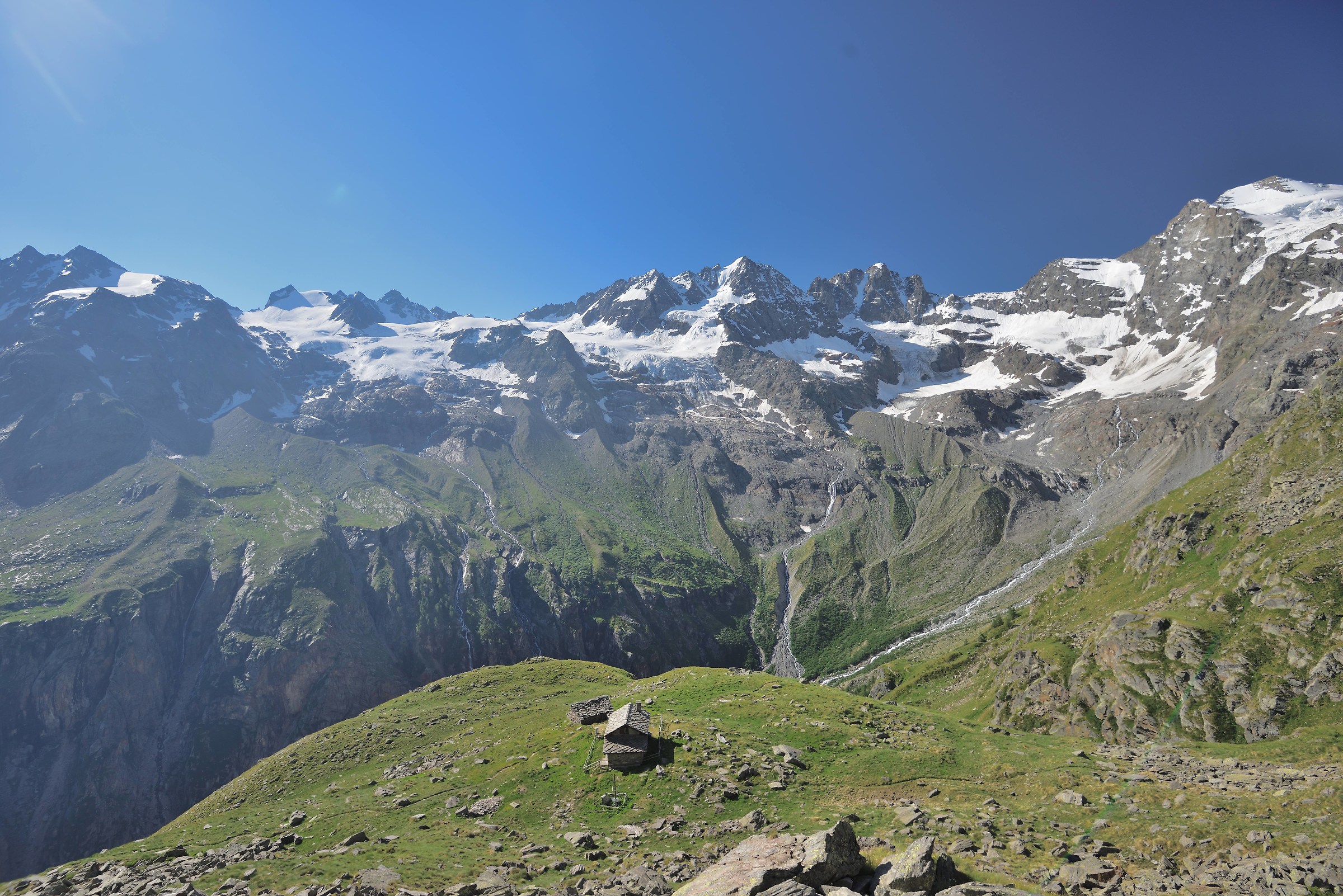 It begins to rise under the cottages of Herbetet