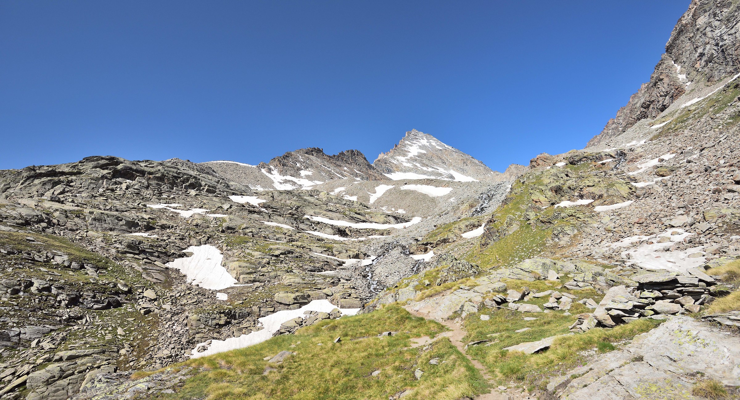 The valley with the Herbetet Basin