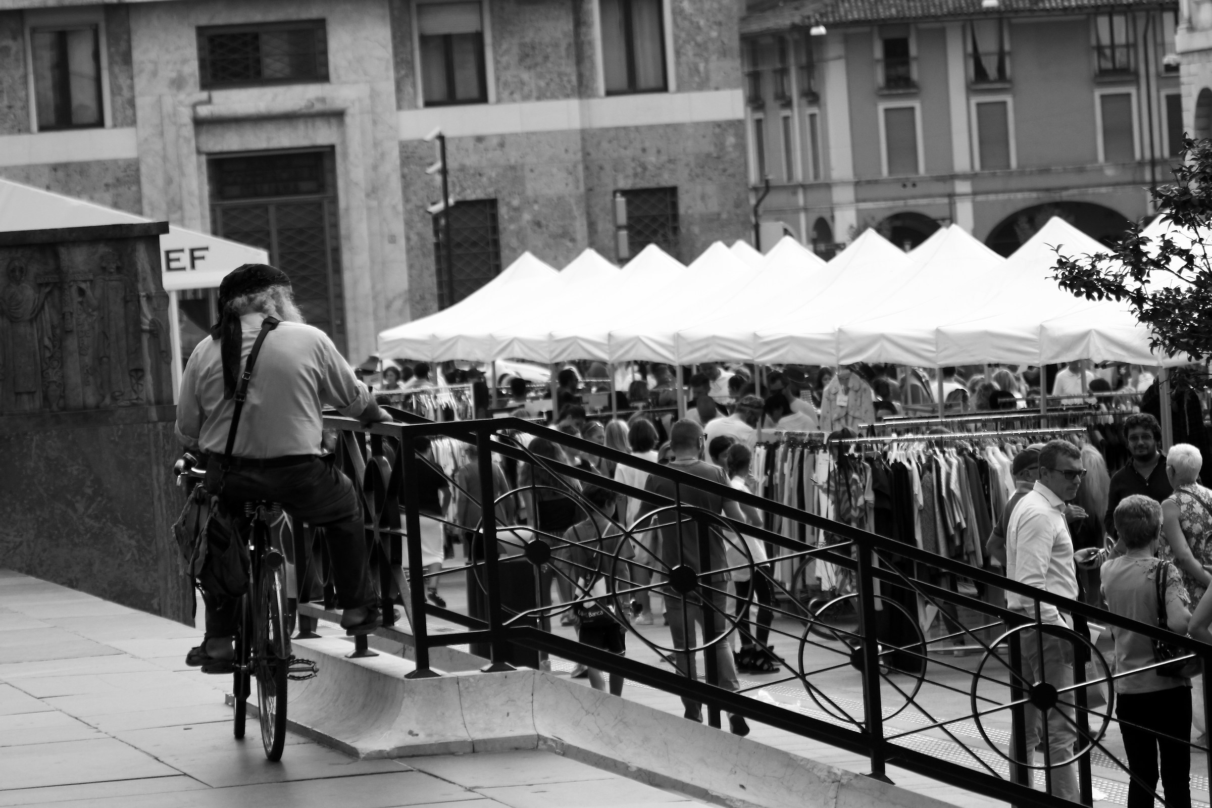Piazza vittoria osservata dal viandante