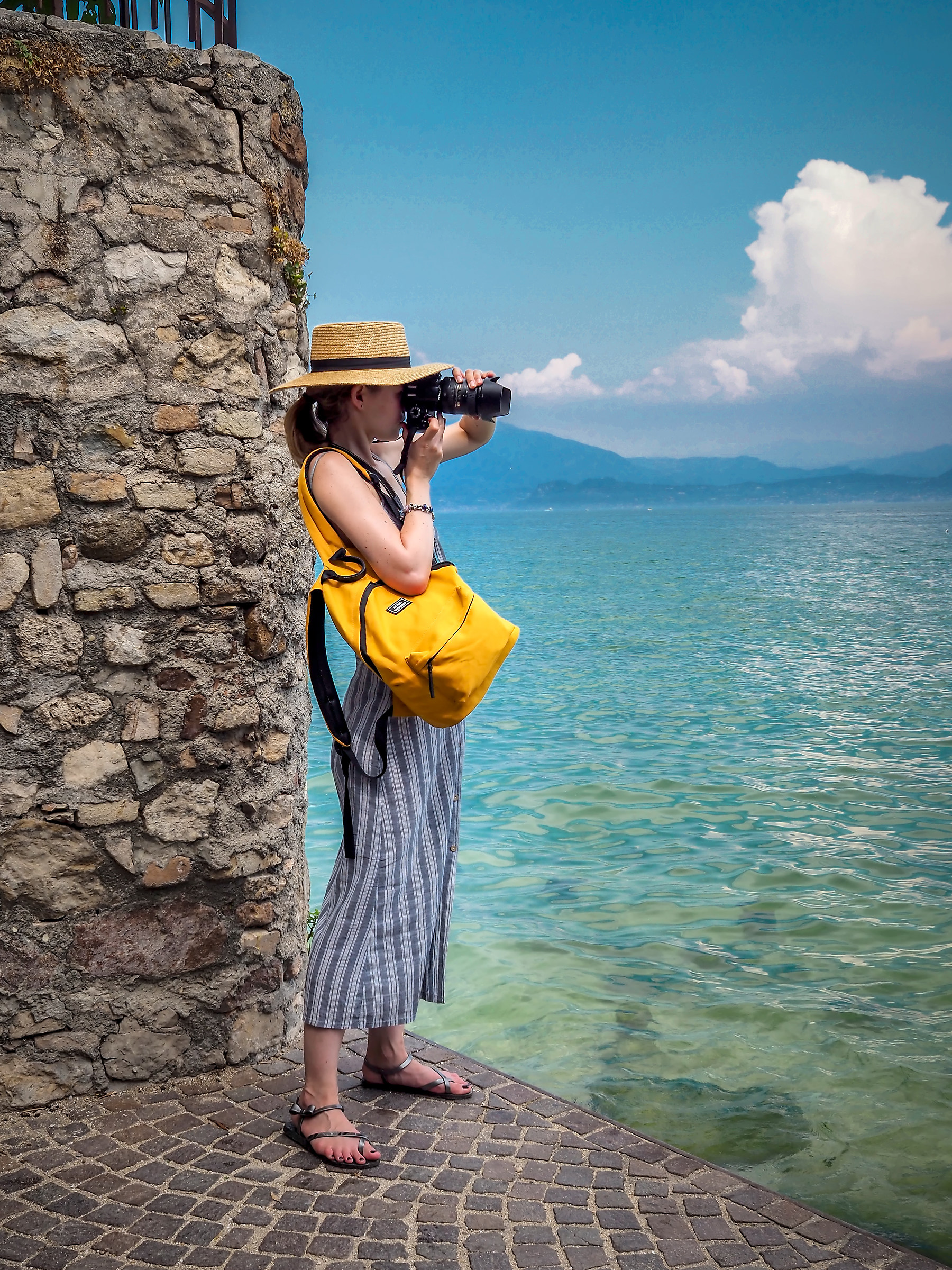 Turista a bordo lago