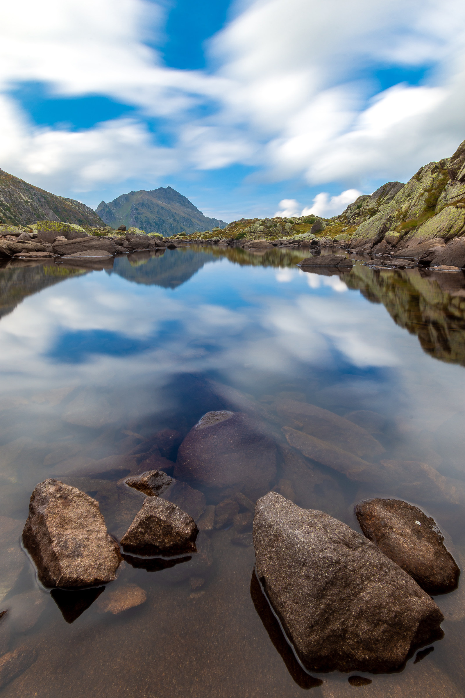 The wind, the lake and the mountain