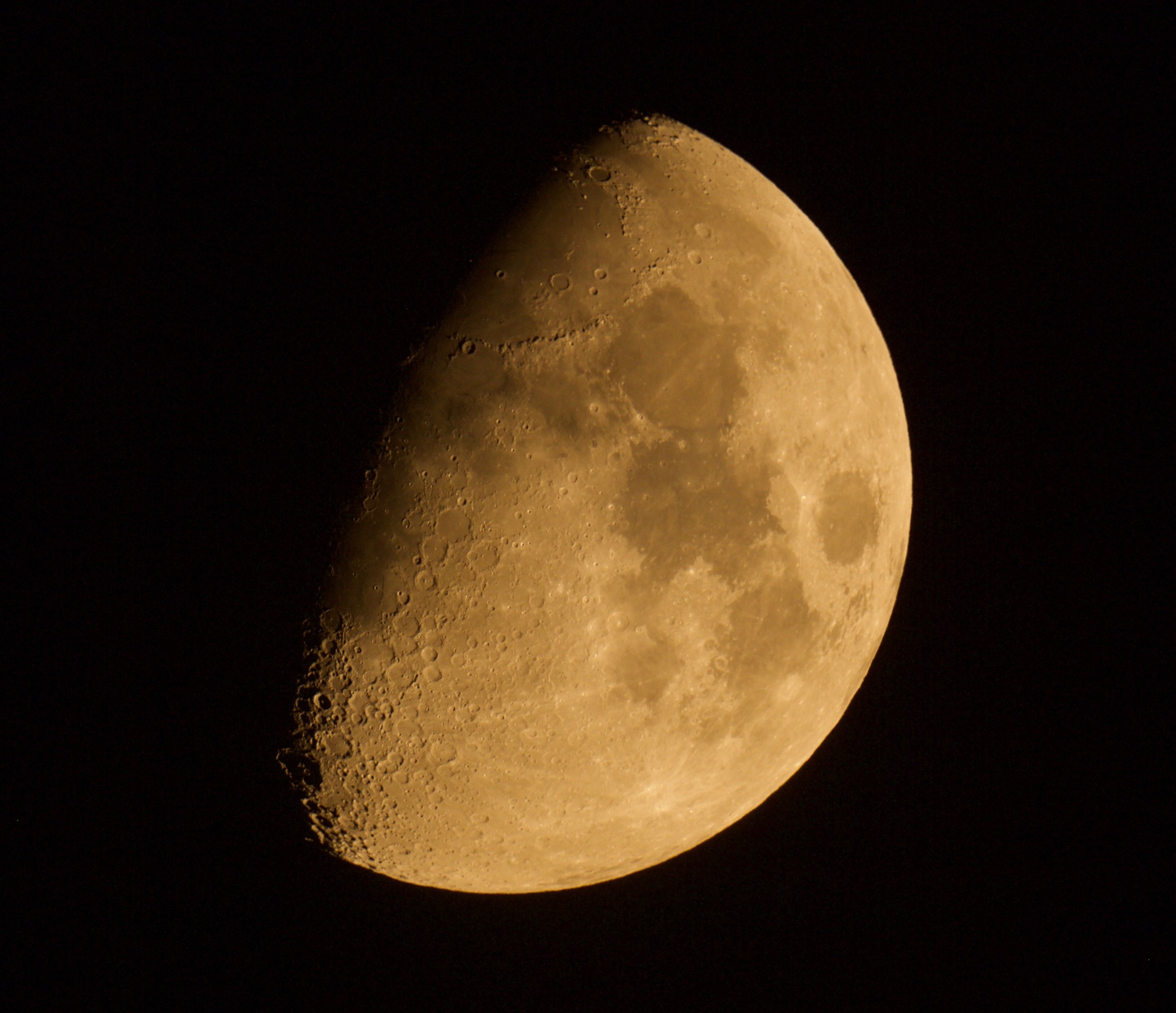 Luna crescente al tramonto